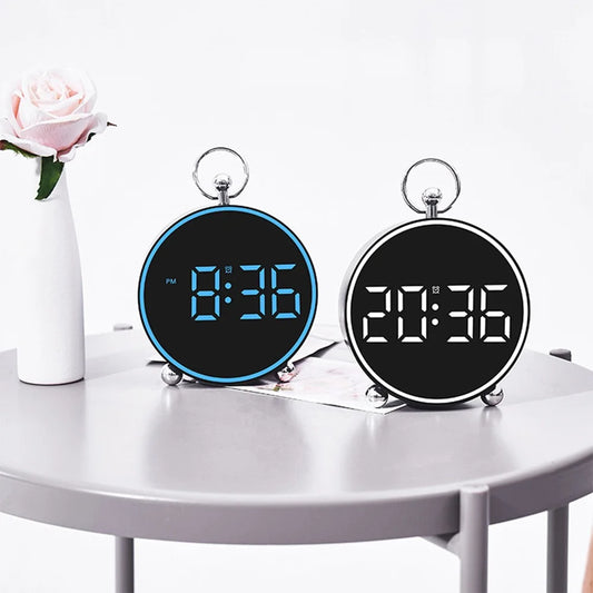 Ceas Deșteptător Digital LED 4.4" cu Afișaj Color, Comandă Vocală și Alarme Personalizabile