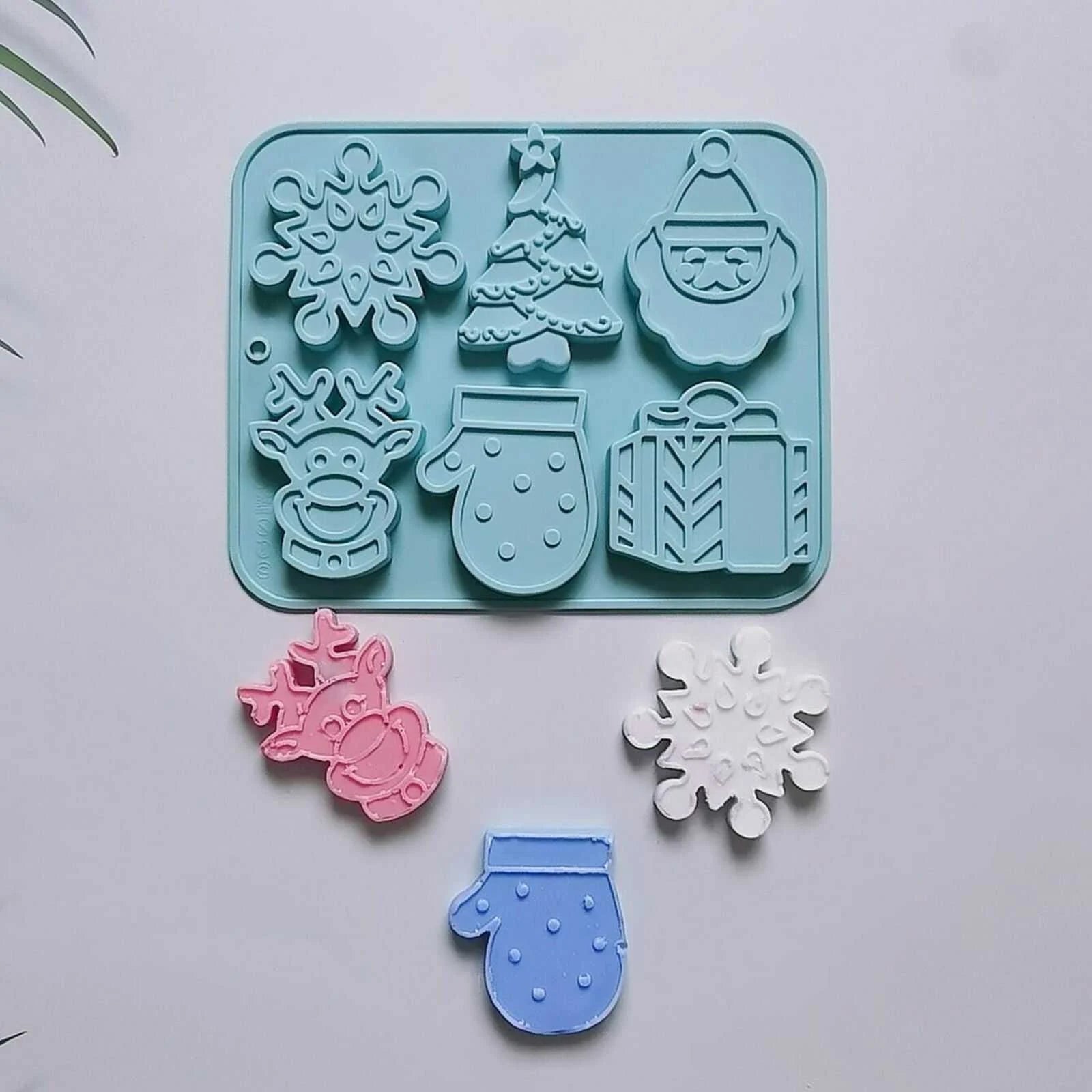 Forma din Silicon Albastra cu 6 Figurine pentru Ciocolata, Fursecuri, Prajituri, Turta Dulce, 29.5 x 17 x 3 cm