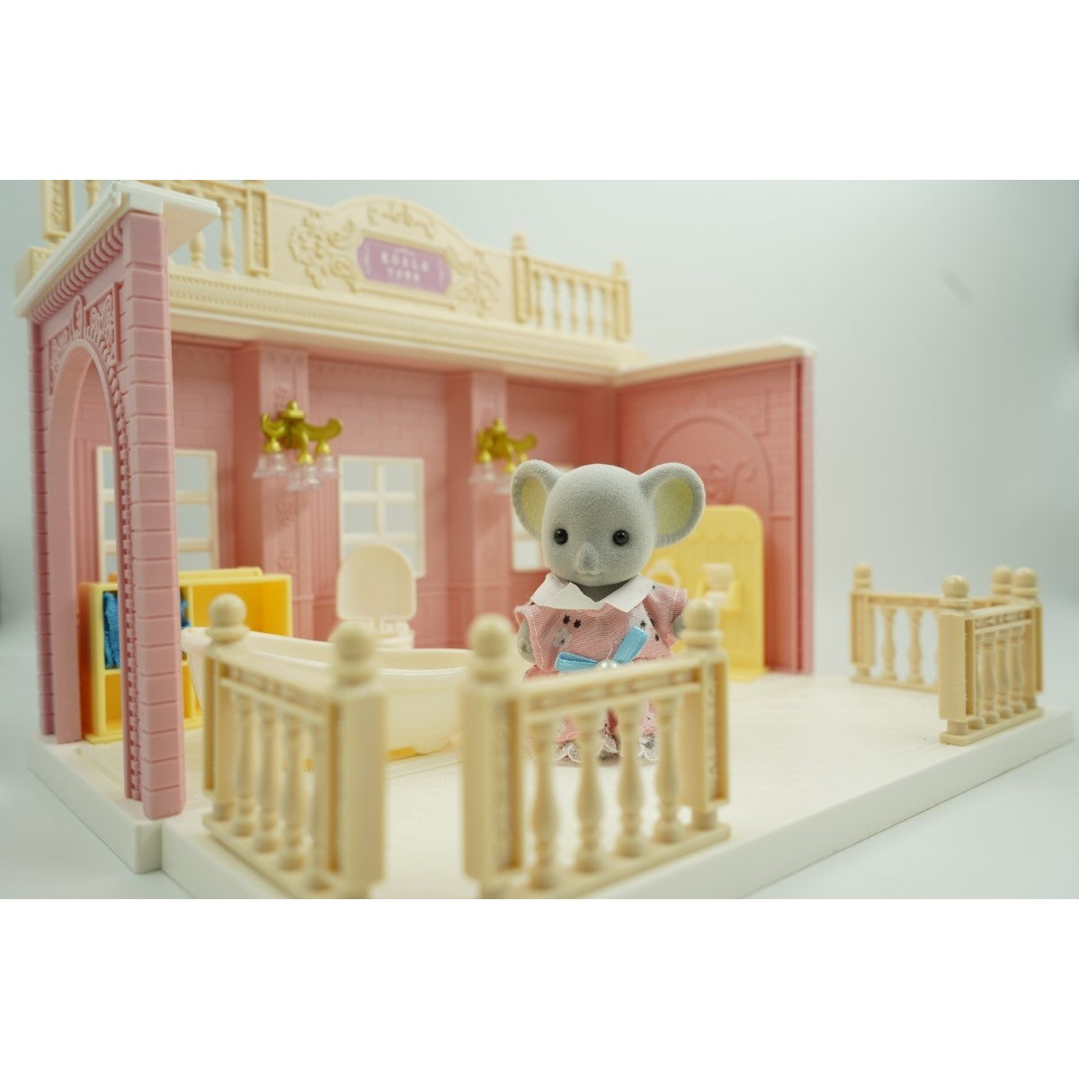 Baie pentru papusi cu mobilier si figurina-3