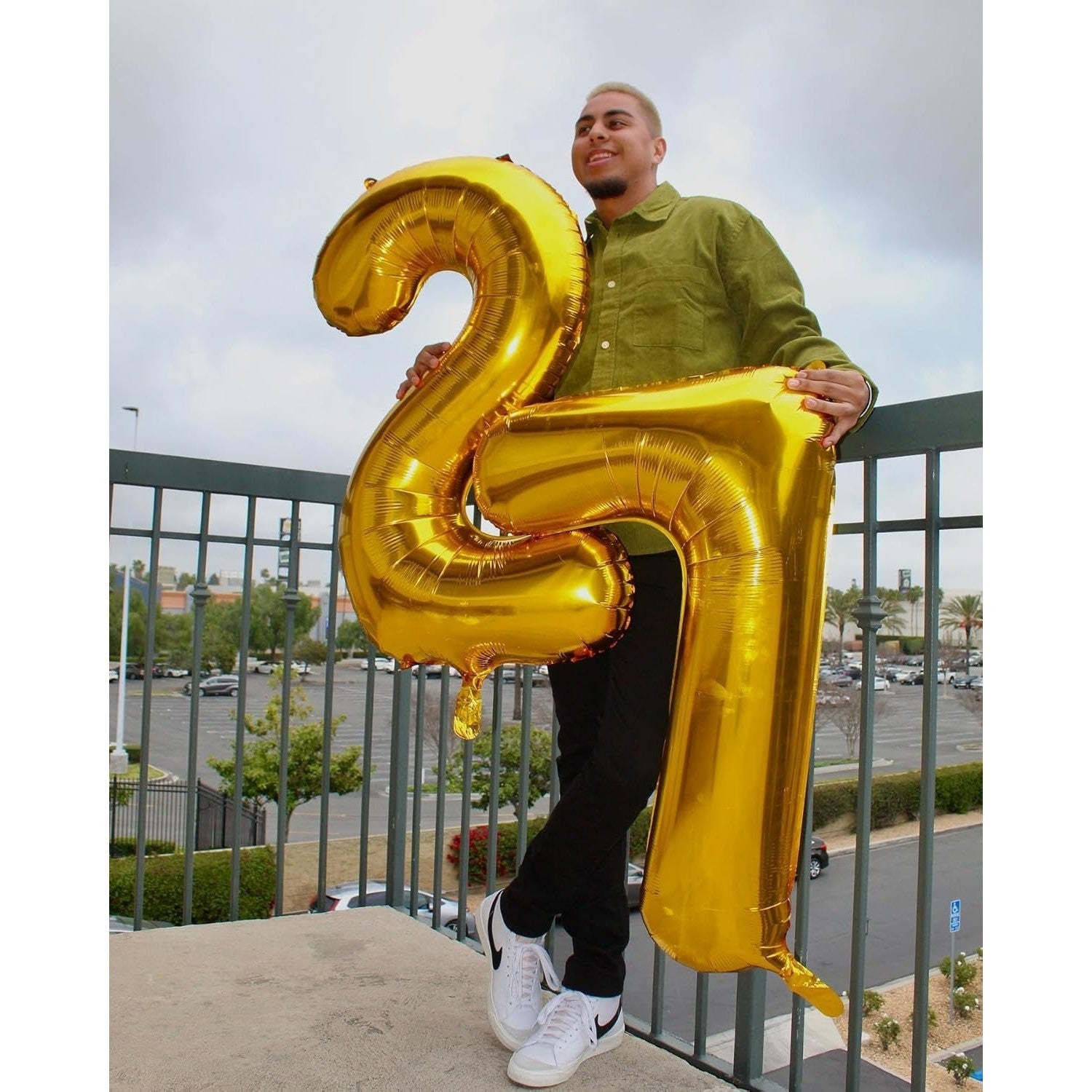 Balon din Folie Metalizata Flippy, Figurina Cifra, Tema Aniversare 100 cm, Ambalaj Individual, Pai inclus, Umflare cu Aer sau Heliu, Auriu, Cifra 2-5