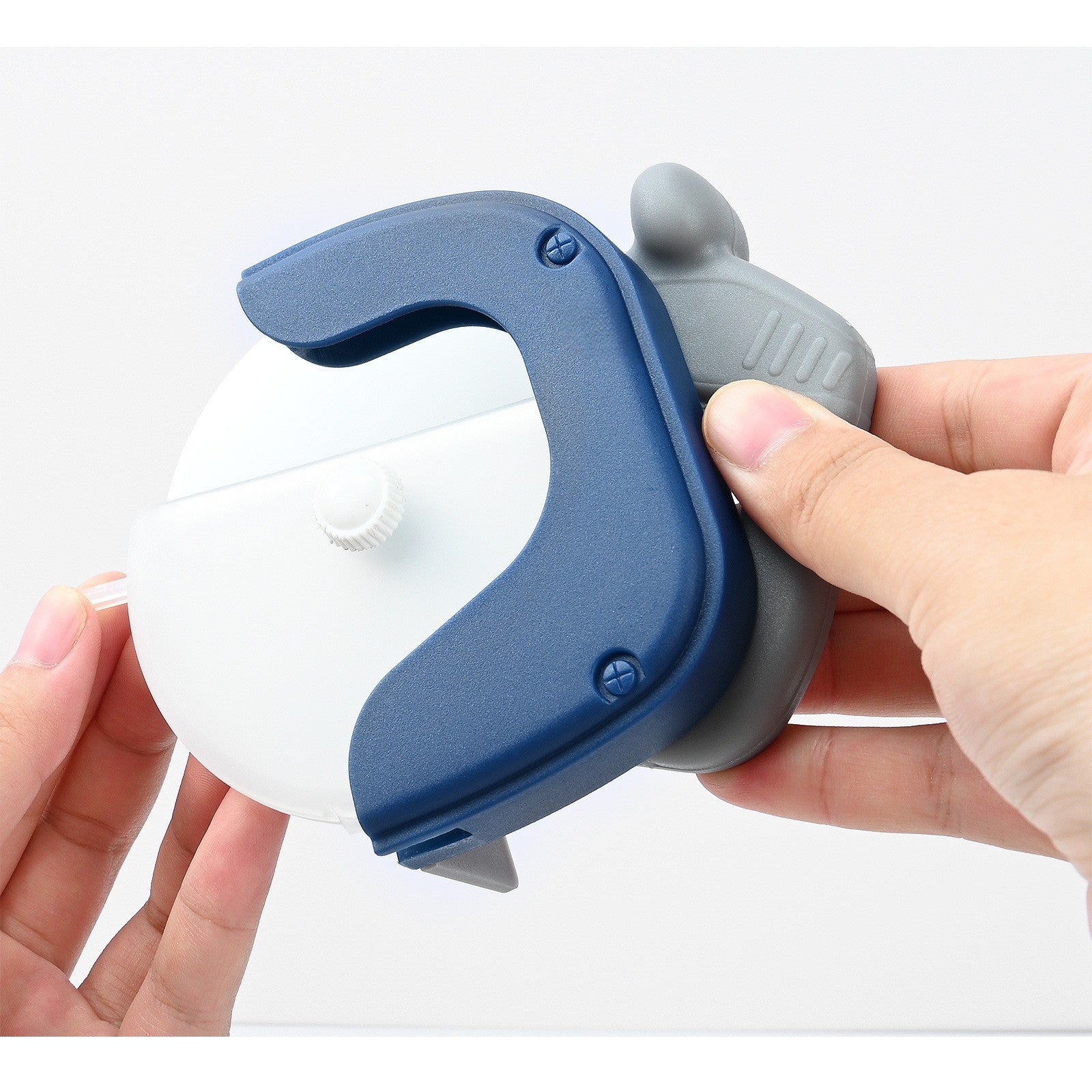 Cutit circular pentru pizza Flippy, 11.5 x 12.5 cm, otel inoxidabil si plastic, capc protectie lama, albastru-1