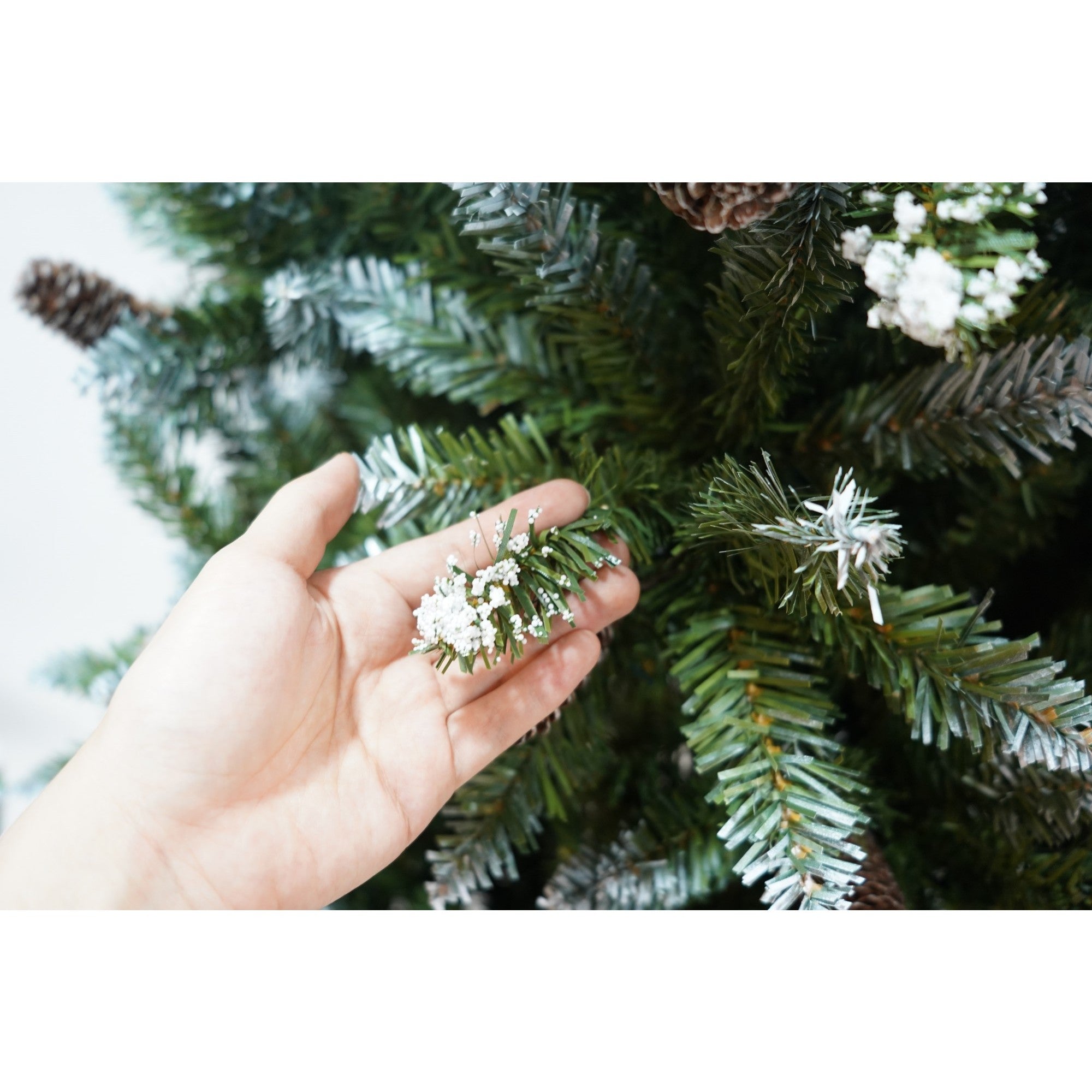 Brad Artificial bogat de Craciun, Flippy, 2.10 m inaltime, Verde, Pulverizat alb-tip zapada, Interior/ Exterior, 1266 ramuri-1