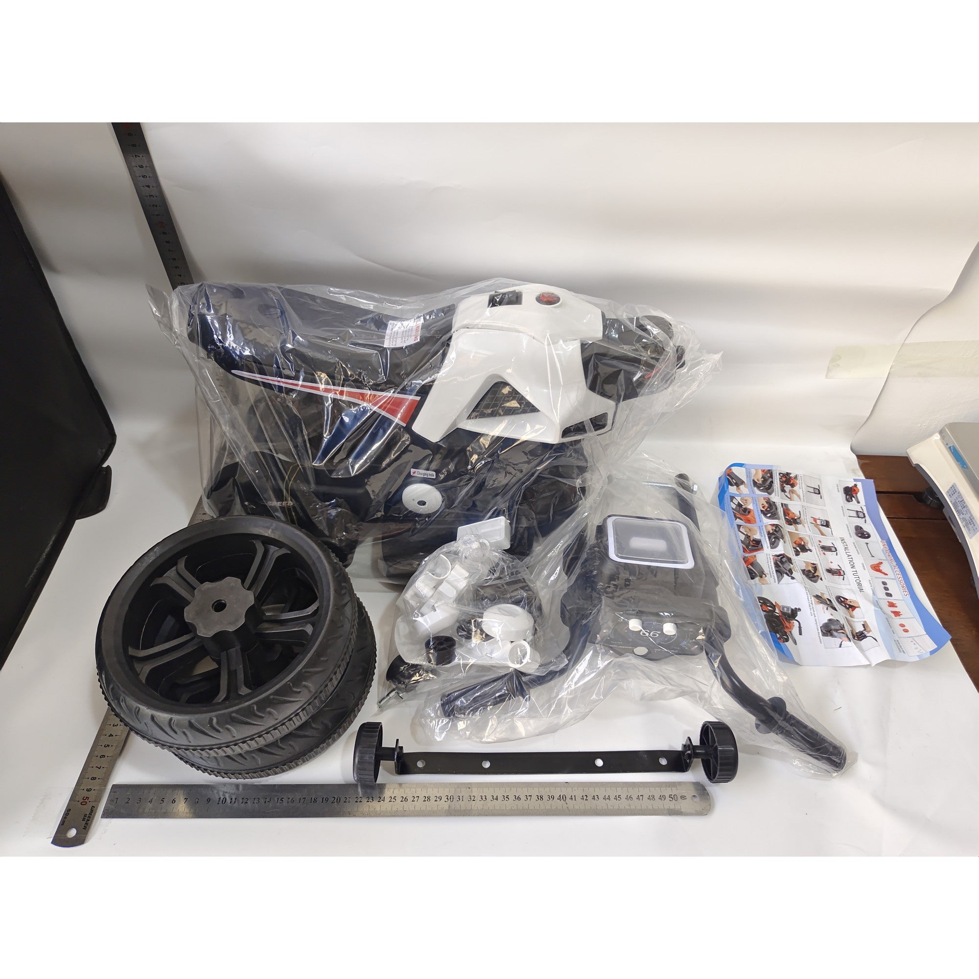 Motocicletă Electrică cu 2 Roti Mari si 2 Ajutatoare, Flippy, Acumulator Încarcare, Anti-Rasturnare, Lumini, Alb Negru-2