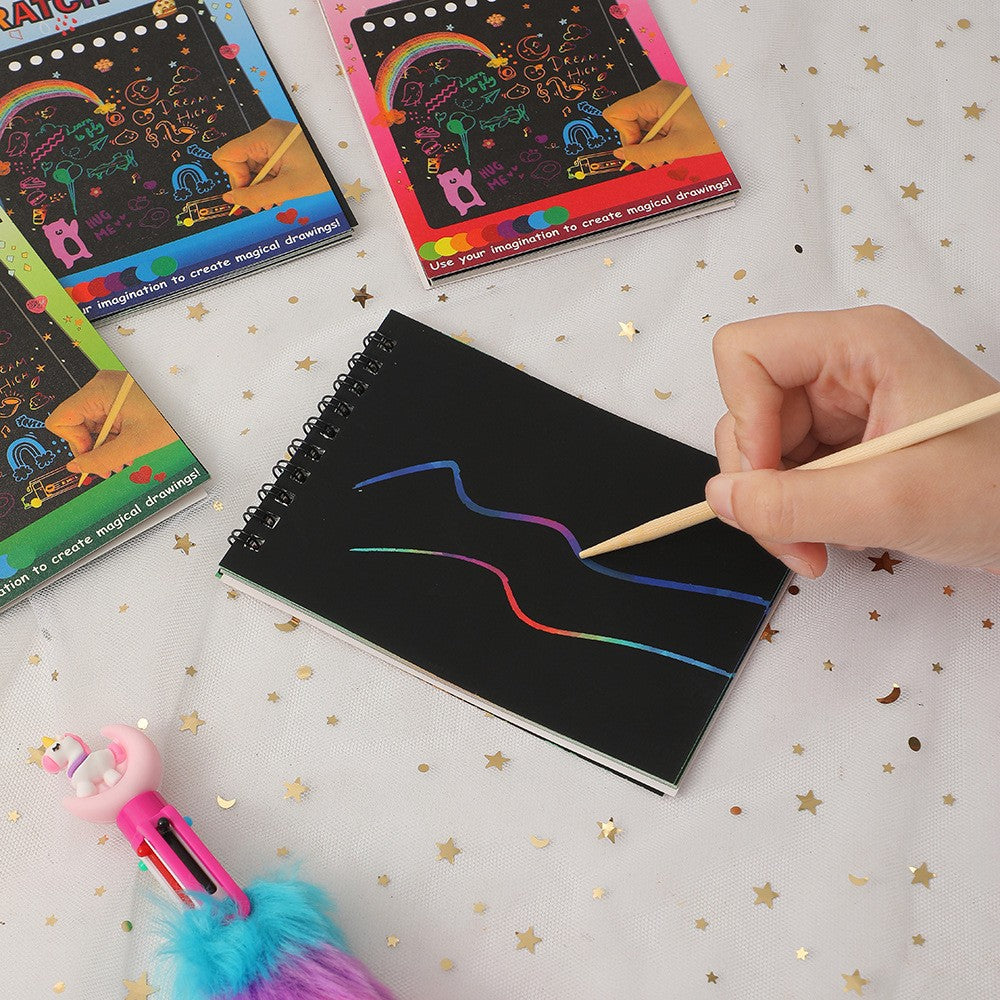 Caiet cu fise razuibile Flippy, DIY Magic Scratch, 12 File, Curcubeu, Creion din Lemn, Cartonase negre, 14 x 10 cm, verde-4
