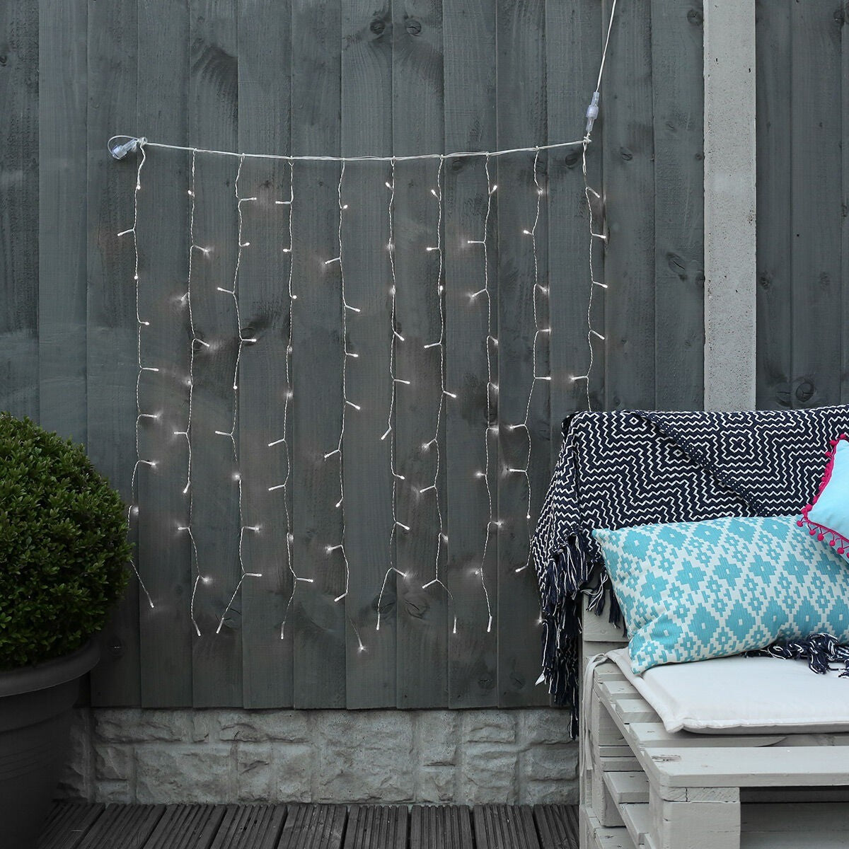 Instalatie Craciun, Tip Perdea, IP44, 9 m x 3 m, 720 LED-uri, Alb rece, cu 8 jocuri de lumini, 31 V, 9W, Interconectabila, Prelungitor 3 m inclus, Fir transparent, Interior/ Exterior, Flippy-3