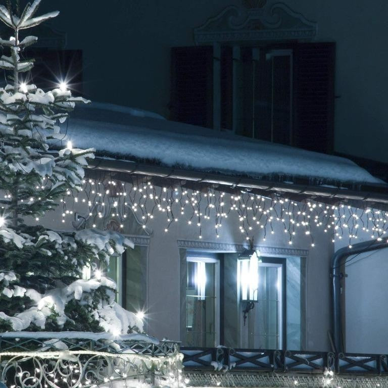 Instalatie Craciun Turturi, IP44, 19 m, 561 Led-uri ,Perdea Franjurata, Alb rece, 8 jocuri de lumini, Transformator 31 V, Putere 9 W, Interconectabila, Interior/Exterior, Prelungitor 3 m inclus, Fir Negru, Flippy-3