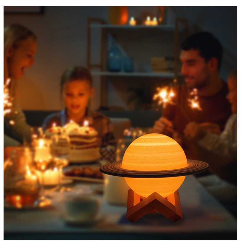 Lampa de veghe cu telecomanda in forma de Saturn 3D Saturn Light 16 culori, alimentare baterii, stand lemn inclus, 15 cm, Flippy-3
