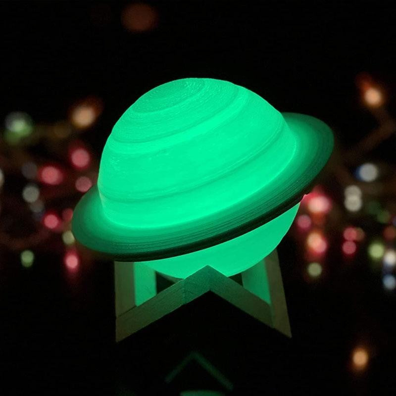 Lampa de veghe cu telecomanda in forma de Saturn 3D Saturn Light 16 culori, alimentare baterii, stand lemn inclus, 15 cm, Flippy-6
