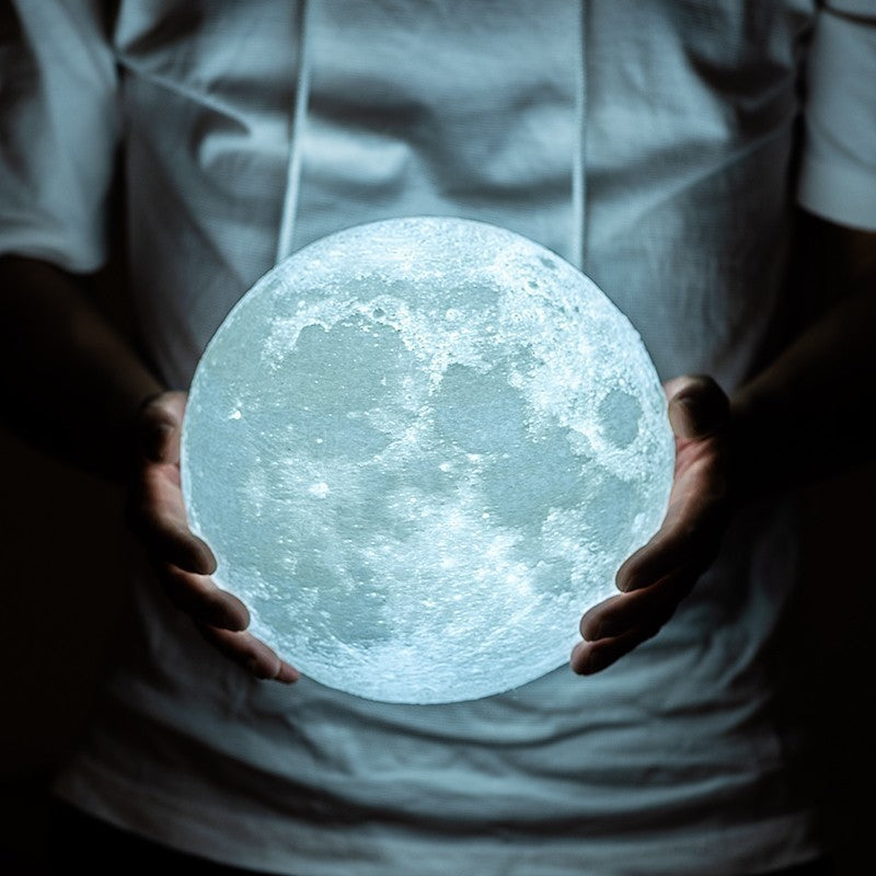 Lampa de veghe in forma de luna 3D Moon Light Alb Rece, alimentare baterii, stand plastic inclus, 8 cm, Flippy-3