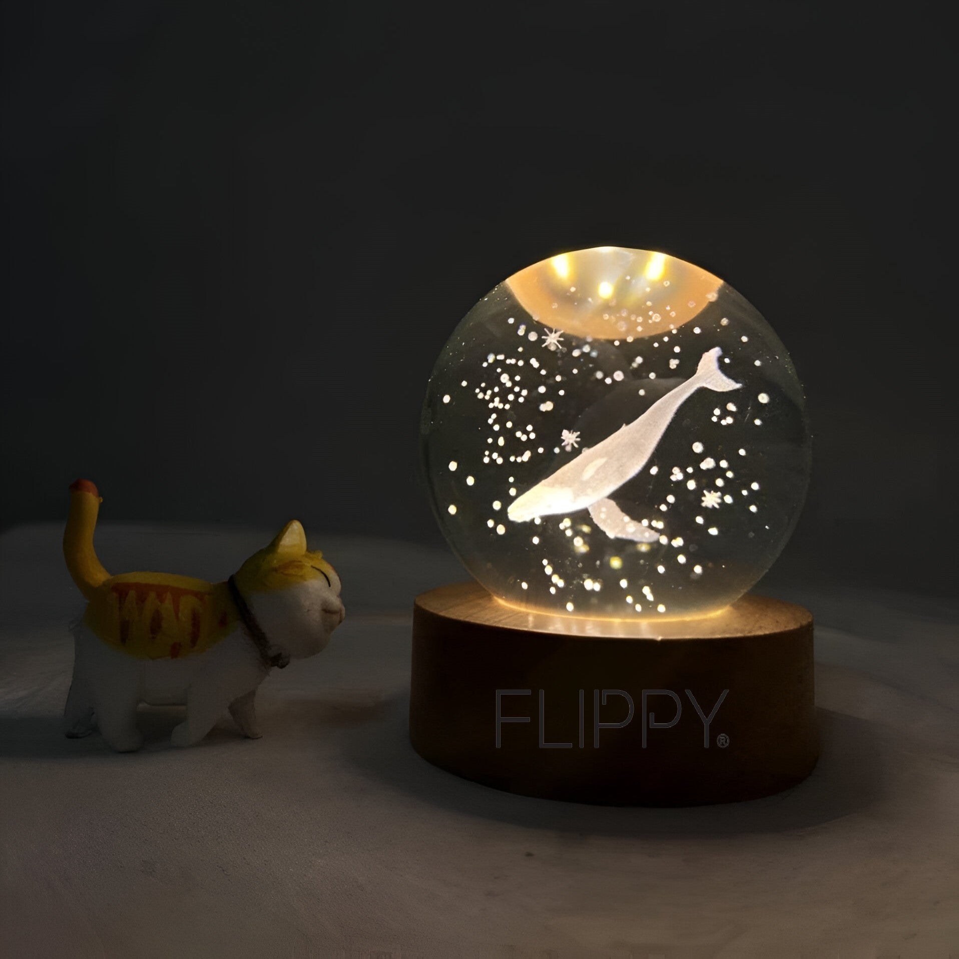 Lampa LED Decorativa, Flippy, cu Bila de Cristal cu Diametru 6cm, Model Balena 3D, Alimentare USB, Suport din Lemn, Lumina Alb Cald-1