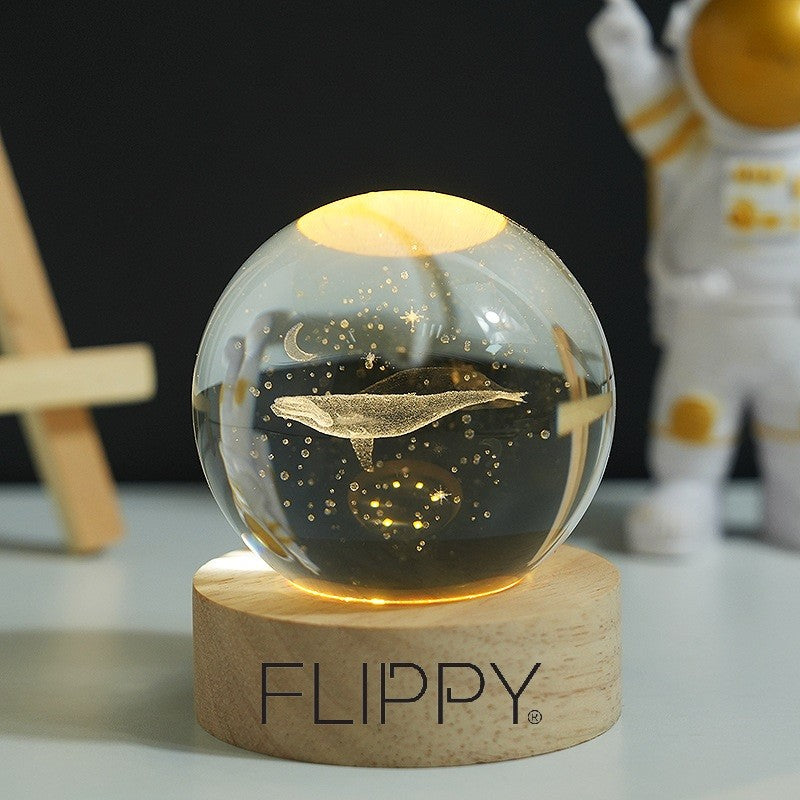 Lampa LED Decorativa, Flippy, cu Bila de Cristal cu Diametru 6cm, Model Balena 3D, Alimentare USB, Suport din Lemn, Lumina Alb Cald-2