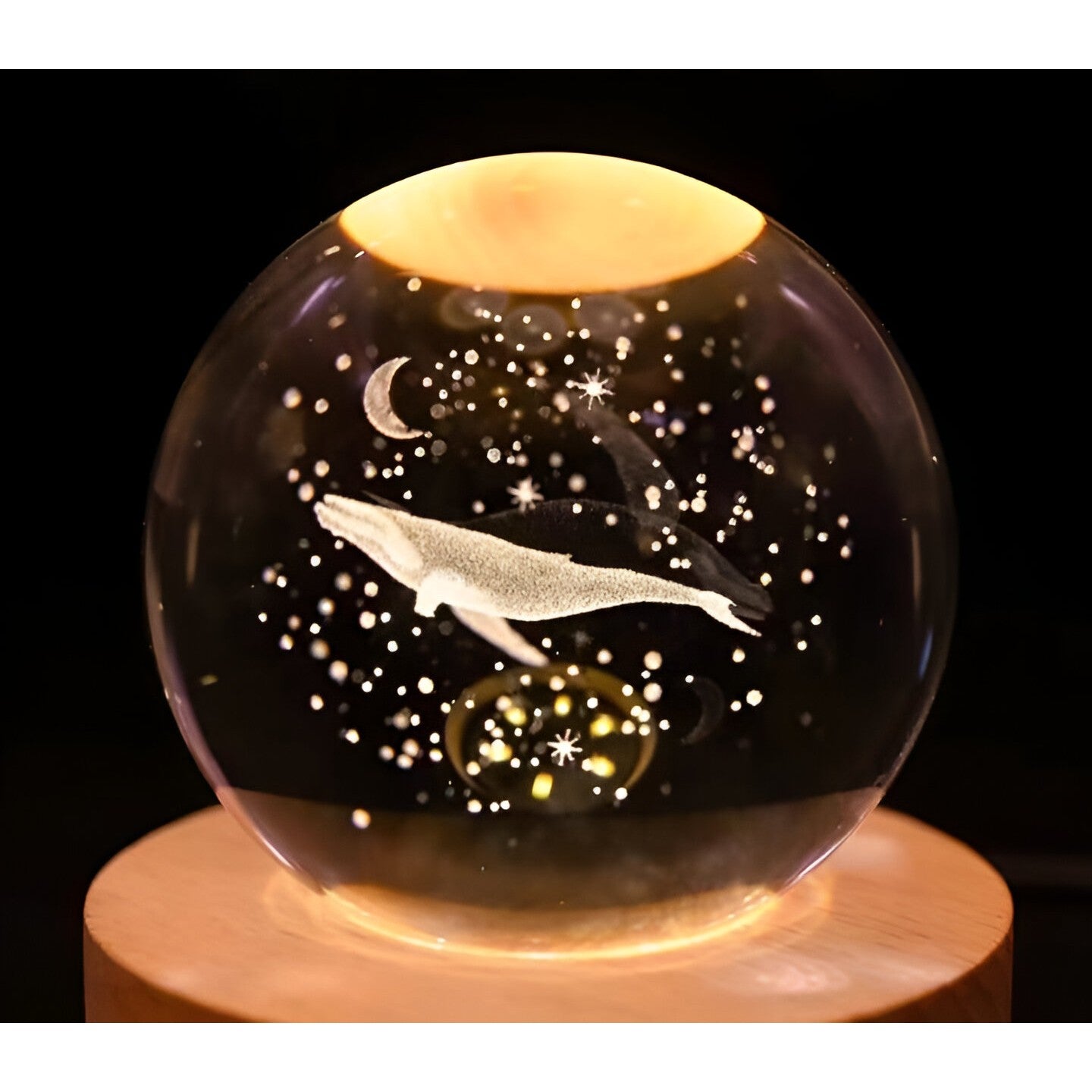 Lampa LED Decorativa, Flippy, cu Bila de Cristal cu Diametru 6cm, Model Balena 3D, Alimentare USB, Suport din Lemn, Lumina Alb Cald-4