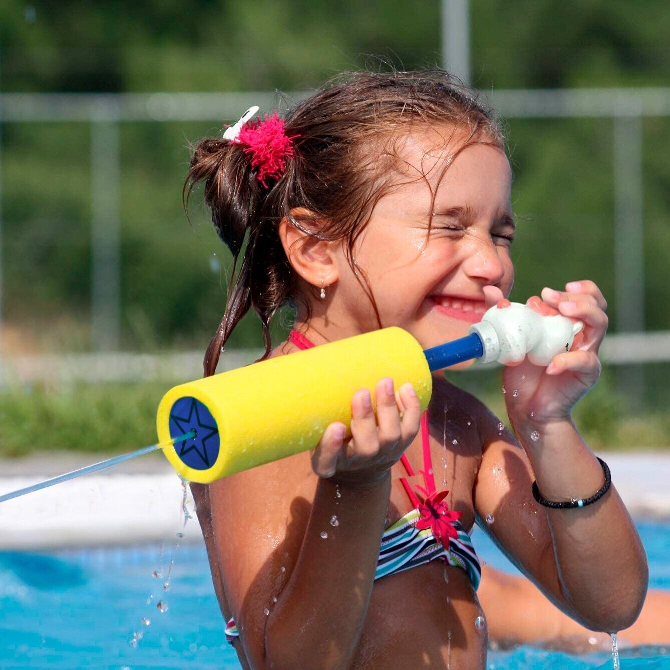 OFERTA Vara: Fântână arteziană gonflabilă, diametru 170cm + 2 Pistoale cu apă tip tub din spumă, model rățușcă