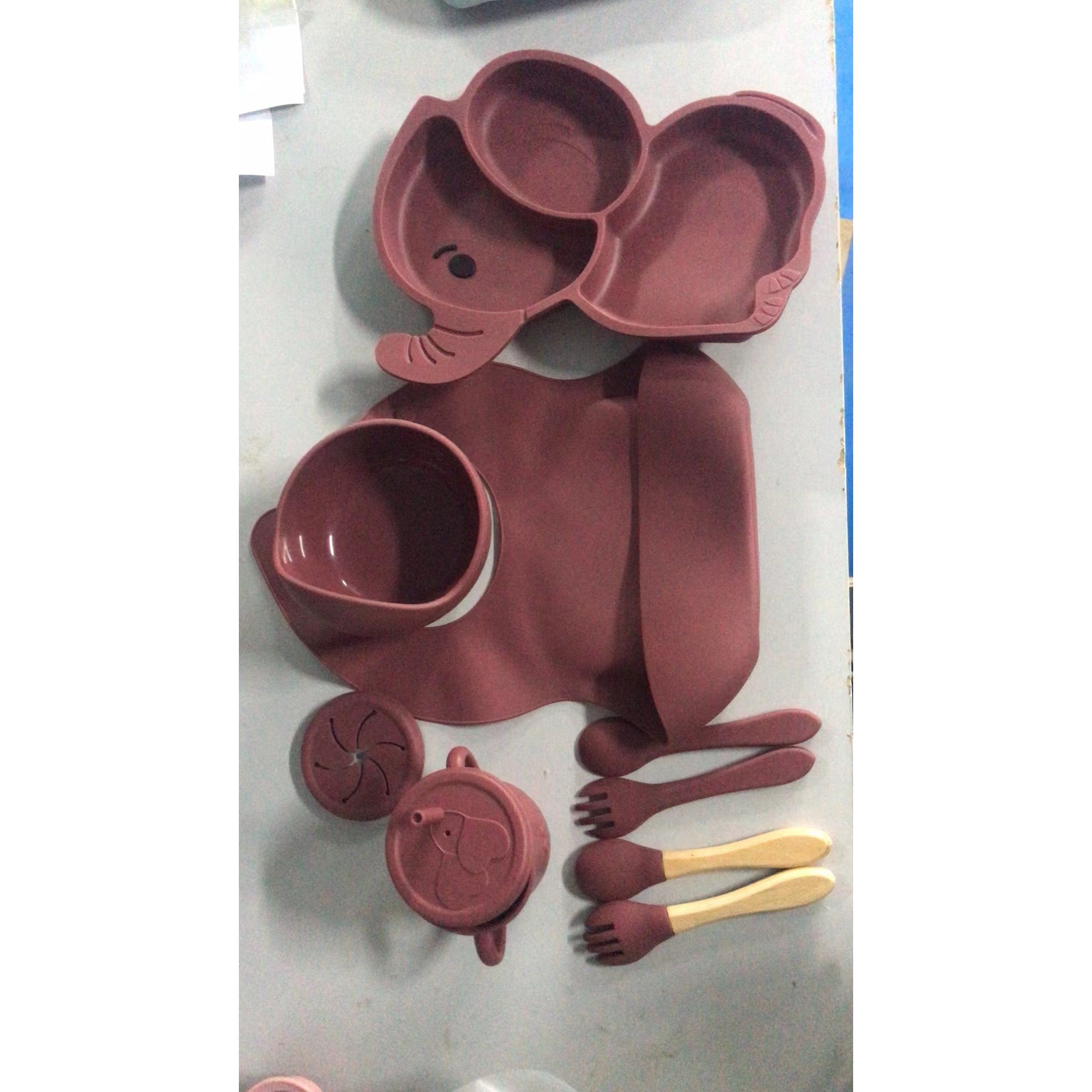 Set 10 Piese Diversificare Bebelusi si Copii din Silicon Flippy, Baveta, Farfurie Compartimentata cu Ventuza, Bol cu Ventuza, Tacamuri din Lemn si Silicon, cana pentru gustari, fara Alergeni, Model Elefant negru roșu-0