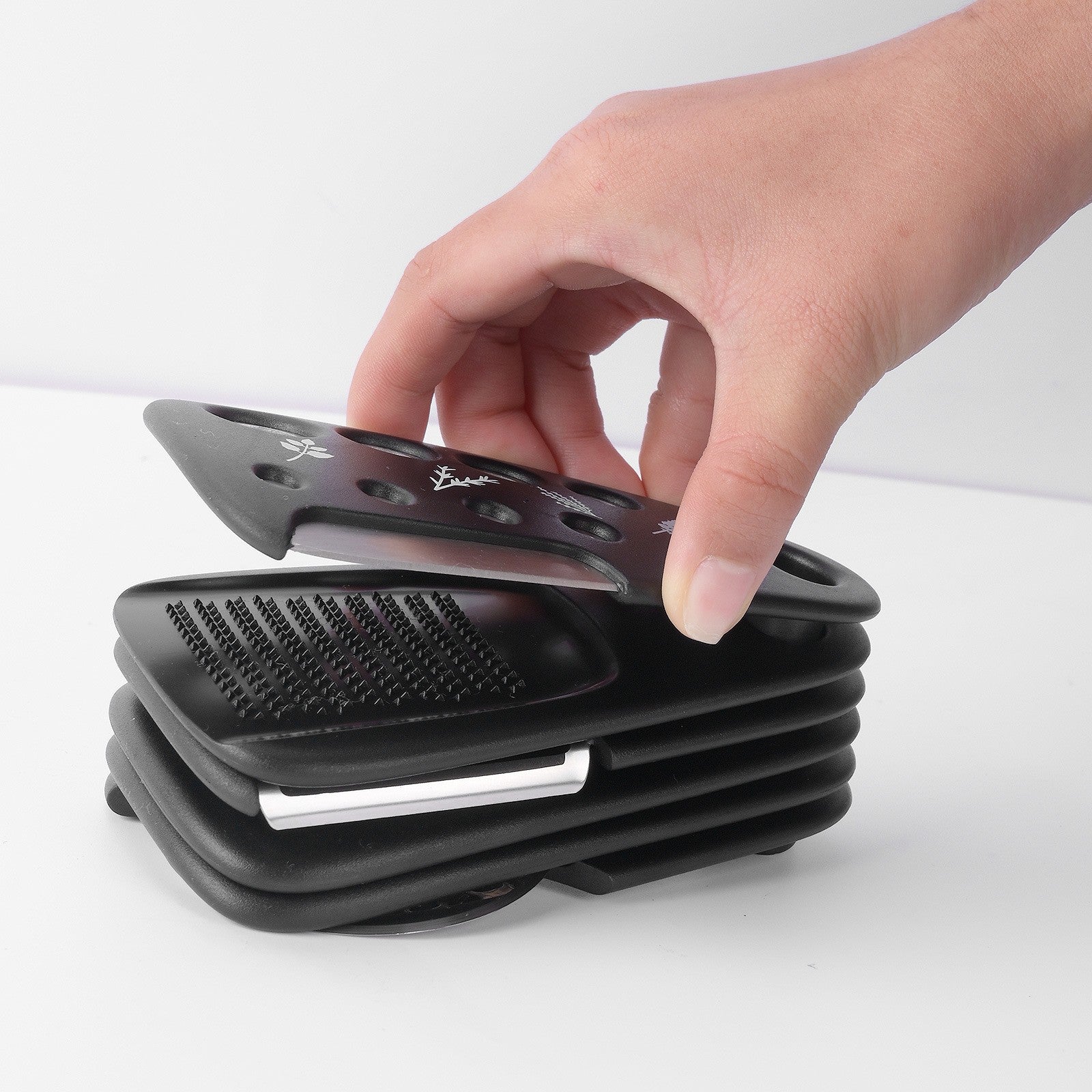 Set 6 in 1 mini ustensile bucatarie Flippy, taietor pizza, cutit, curatator, razatoare, desfacator, presa usturoi, manere din ABS, lame ascutite din otel inoxidabil, 7.1 x 12.9 x 4.8 cm, negru-13