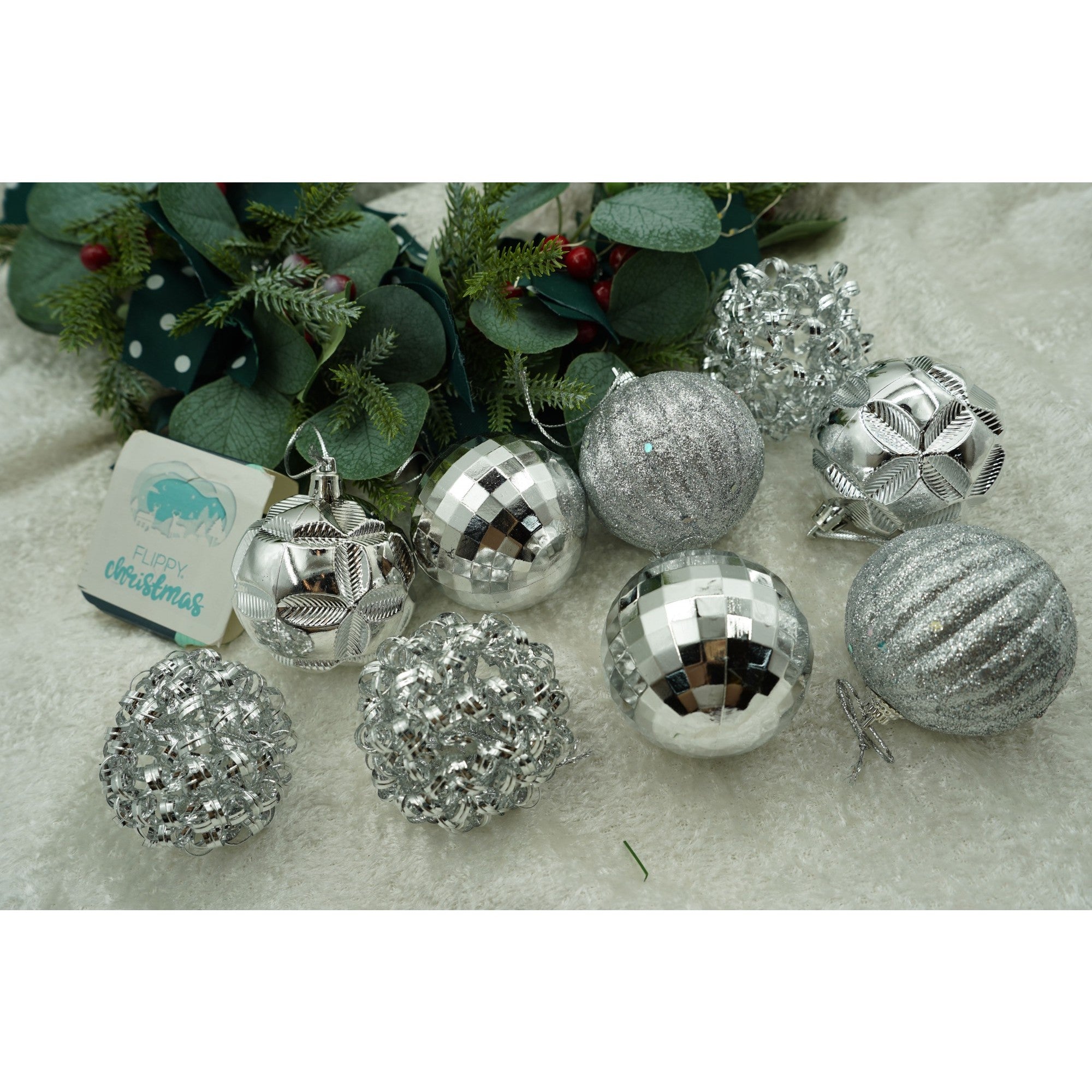 Set de 12 ornamente de brad, Flippy, de tip Glob, Argintiu, din plastic, cu finisaj sclipitor , cutie 6 cm adancime x 30 cm inaltime x 18 cm lungime)-1