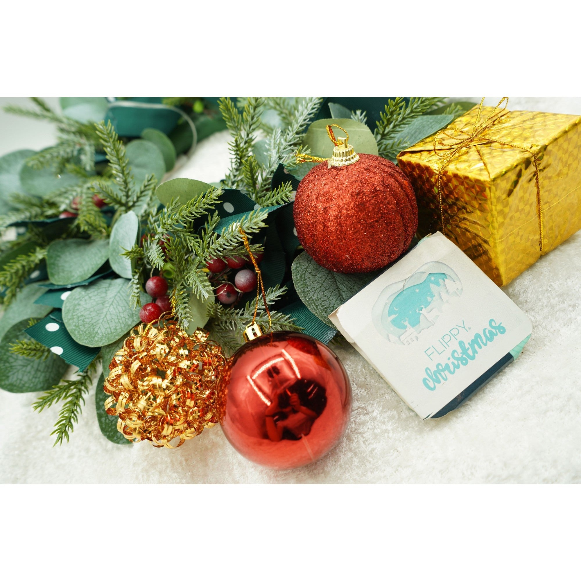 Set de 20 ornamente de brad, Flippy, de tip Glob, Rosu/ Auriu, din polistiren, cu finisaj sclipitor , cutie 6 cm adancime x 29 cm lungime x 24 cm inaltime-4