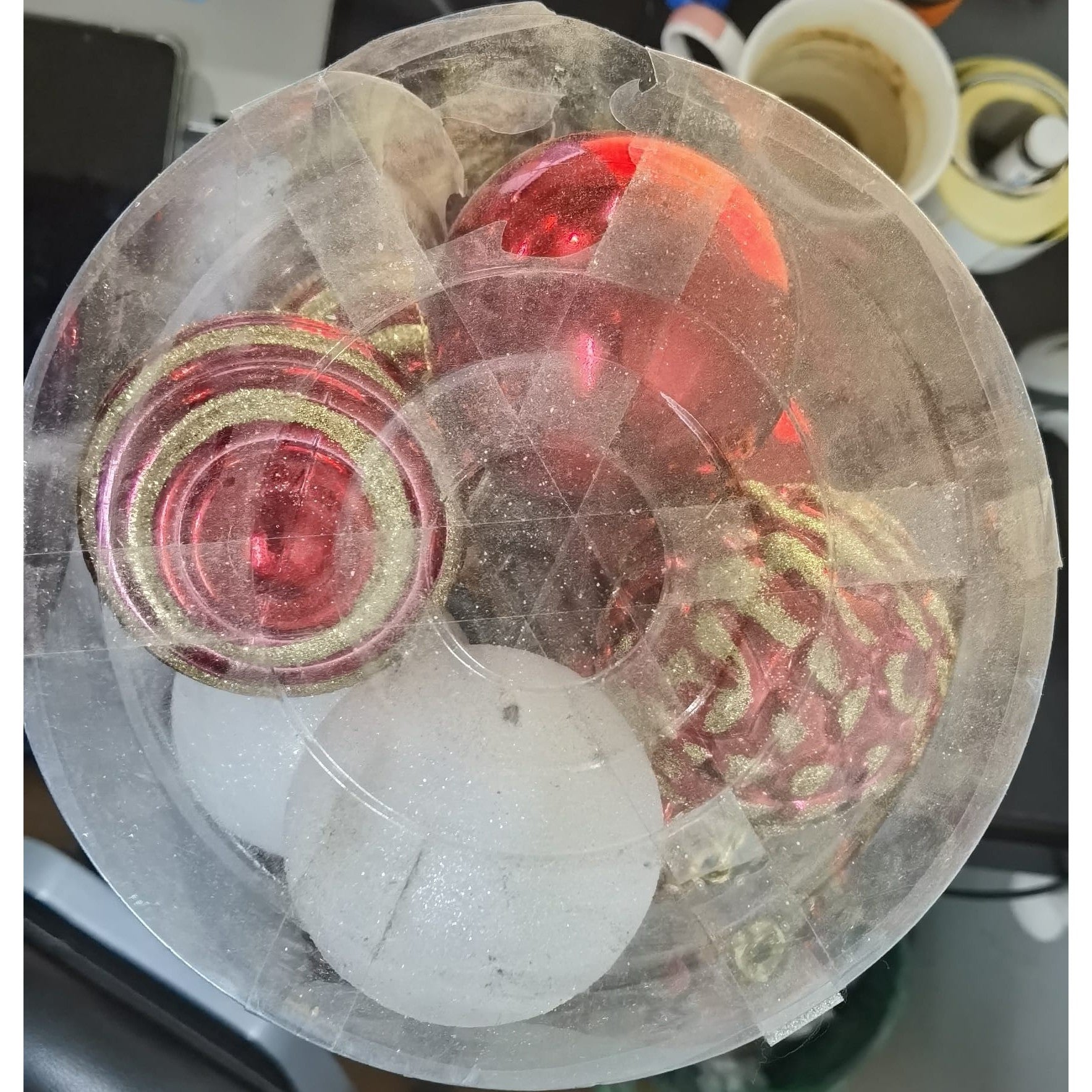 Set de 24 ornamente de brad, Flippy, de tip Glob, Alb/ Rosu, cu ø de 7 cm, din plastic, cu finisaj sclipitor , cutie 16 cm lungime x 36 cm inaltime x 16 cm adancime, Resigilat-10