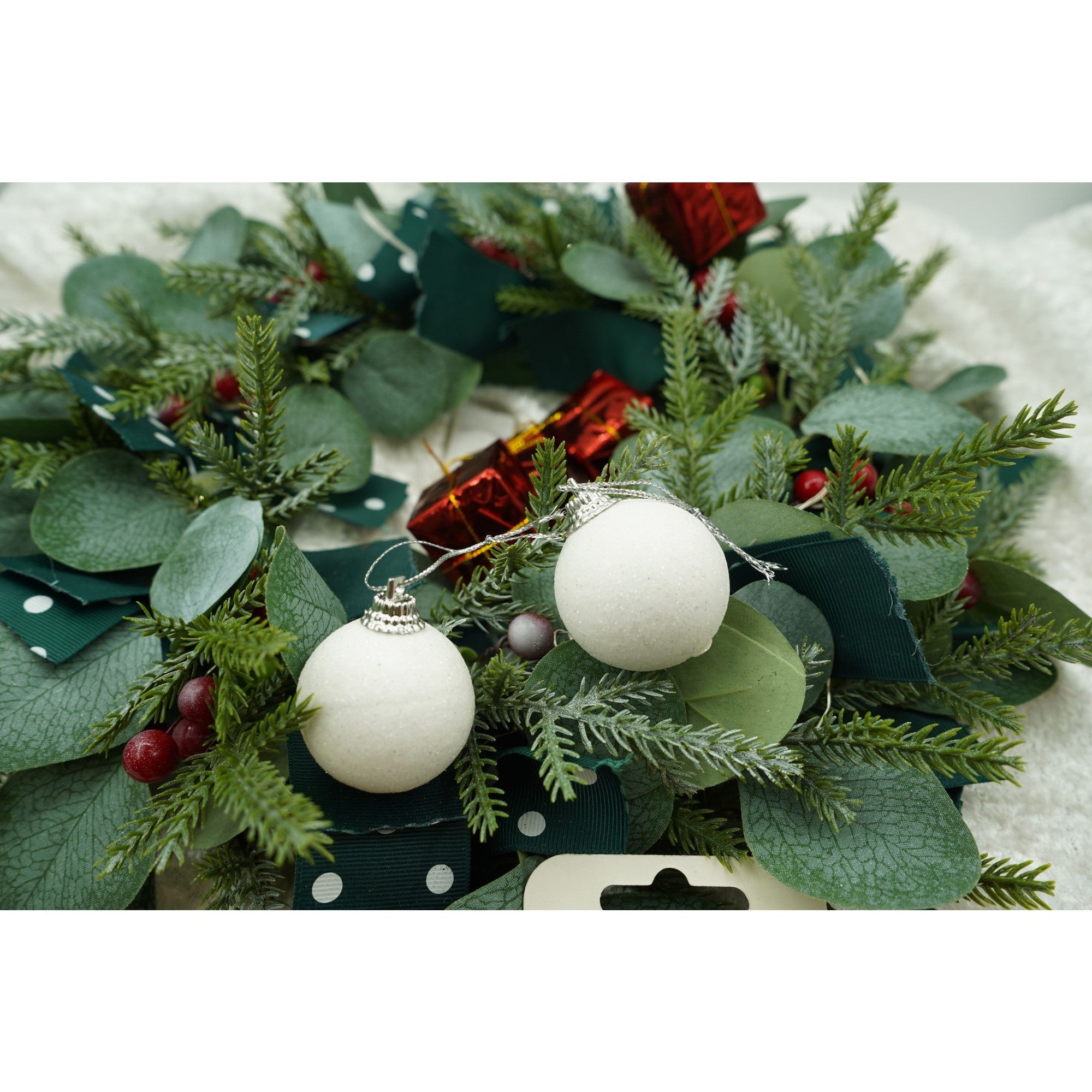 Set de 35 ornamente de brad, Flippy, de tip Glob, Alb/ Rosu, din polistiren, cu finisaj sclipitor , cutie 11 cm adancime x 19 cm inaltime x 11 cm lungime)-2