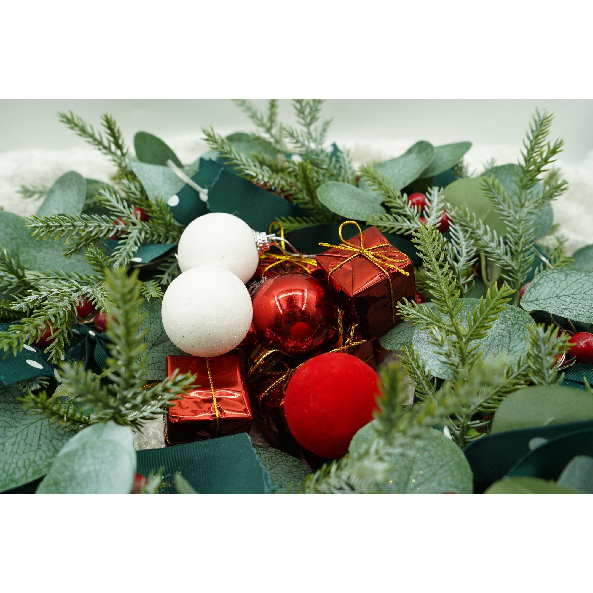 Set de 35 ornamente de brad, Flippy, de tip Glob, Alb/ Rosu, din polistiren, cu finisaj sclipitor , cutie 11 cm adancime x 19 cm inaltime x 11 cm lungime)-3