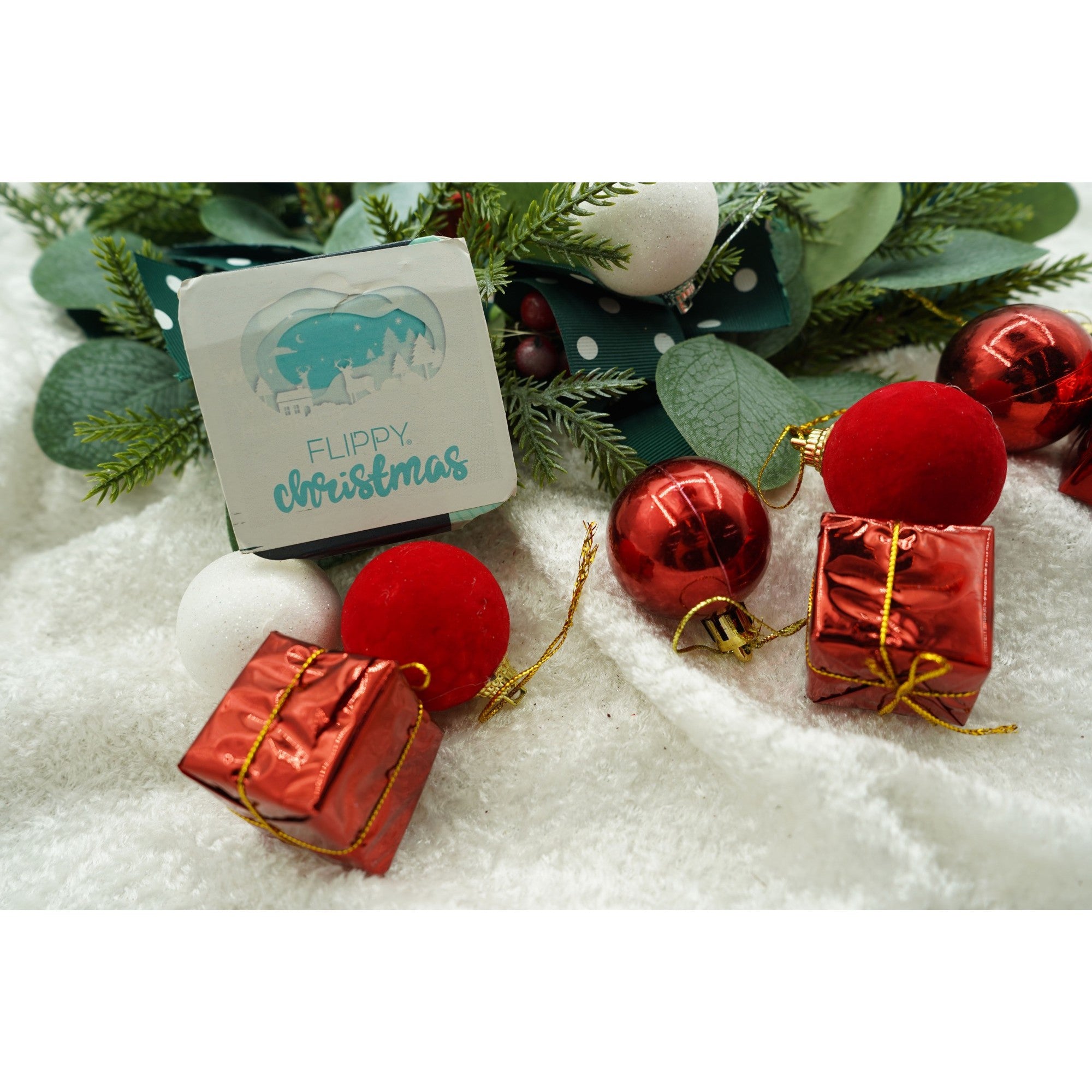 Set de 35 ornamente de brad, Flippy, de tip Glob, Alb/ Rosu, din polistiren, cu finisaj sclipitor , cutie 11 cm adancime x 19 cm inaltime x 11 cm lungime)-4