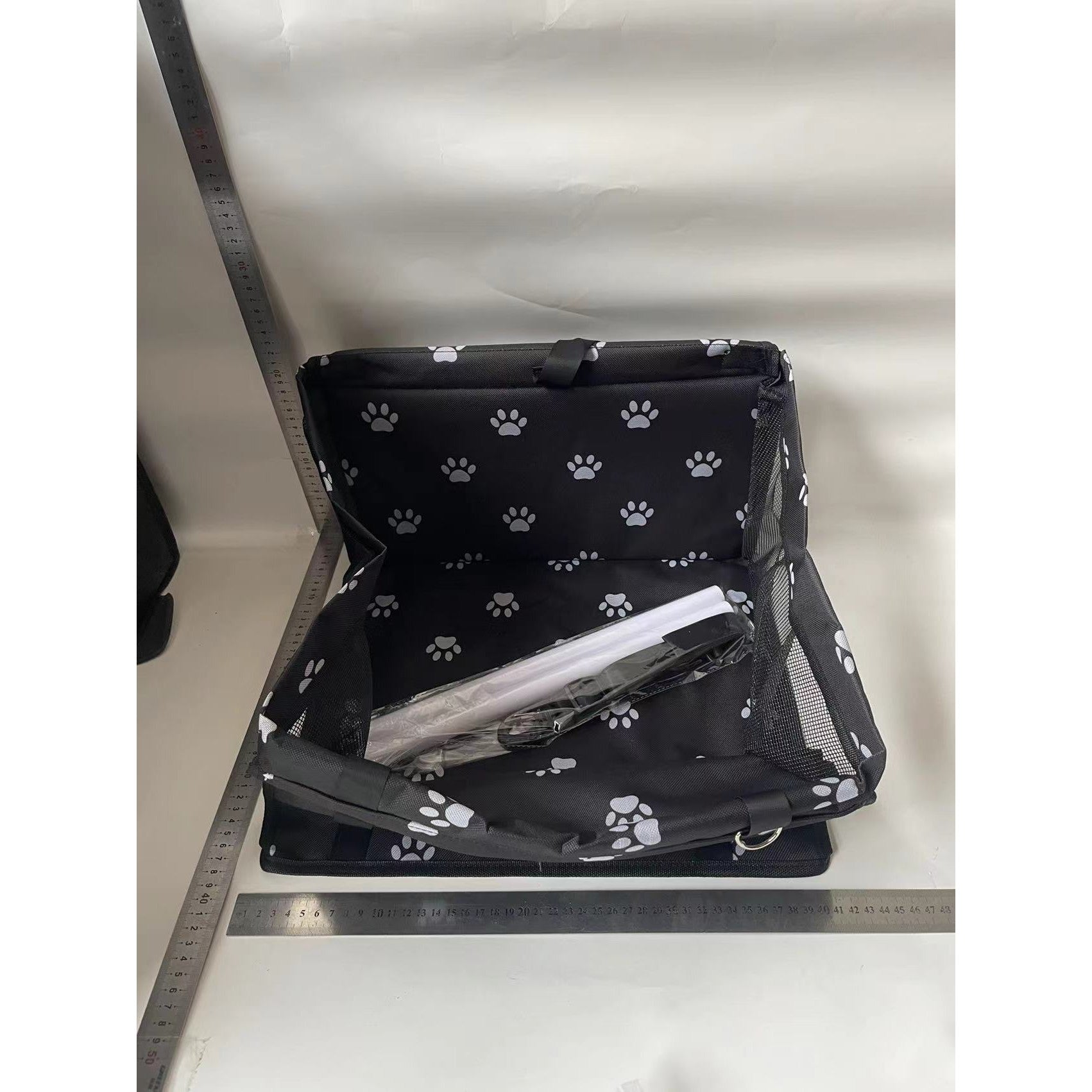 Suport pentru Animalele de Companie, Flippy, pentru Masina, cu Prindere de Scaun si Centura de Siguranta, Negru cu Imprimeu, 40x32x42cm-1