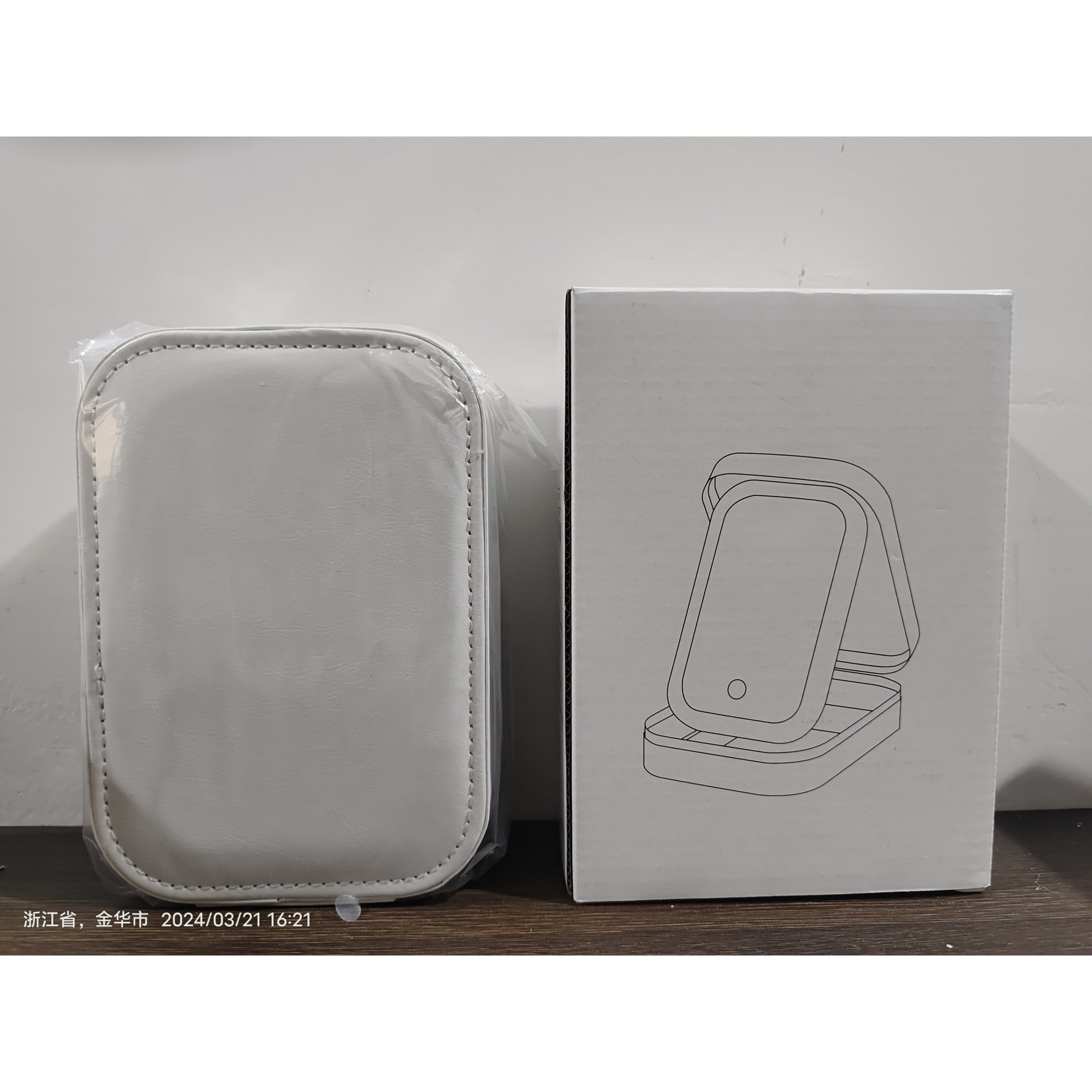 Portfard, Flippy, Geanta Cosmetice, cu Oglinda LED, 3 Moduri de Lumina, Incarcare USB, Baterie 1200 mAh, pentru Organizarea Cosmeticelor, 4 Compartimente, Imitatie Piele, Alb, 16.5x11.5x6 cm-1