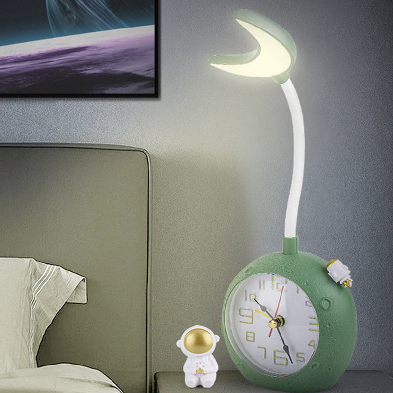 Lampa de veghe cu ceas si alarma, luna si astronaut, multicolor