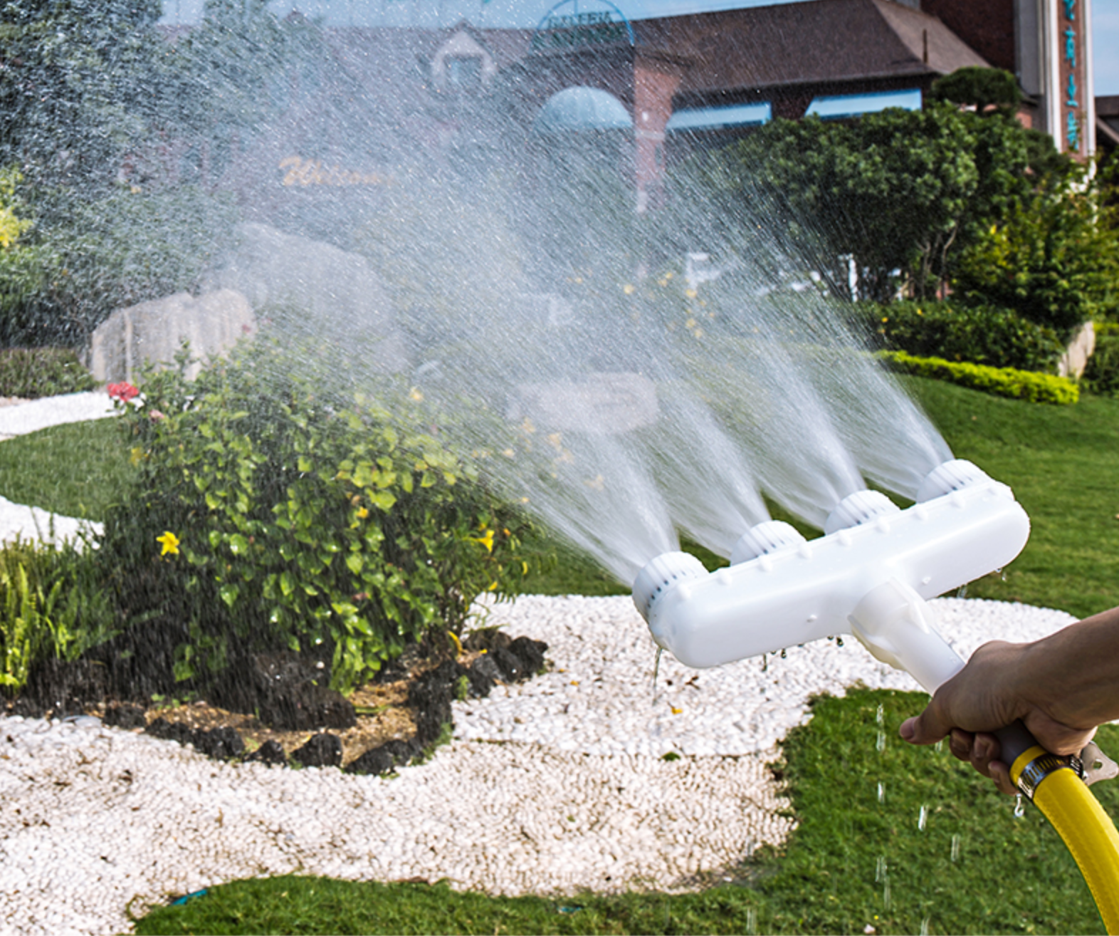 Pulverizator de apa cu 4 capete, pentru gradina, alb