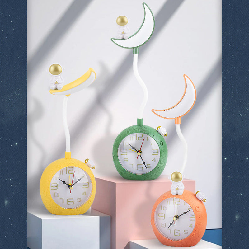 Lampa de veghe cu ceas si alarma, luna si astronaut, multicolor