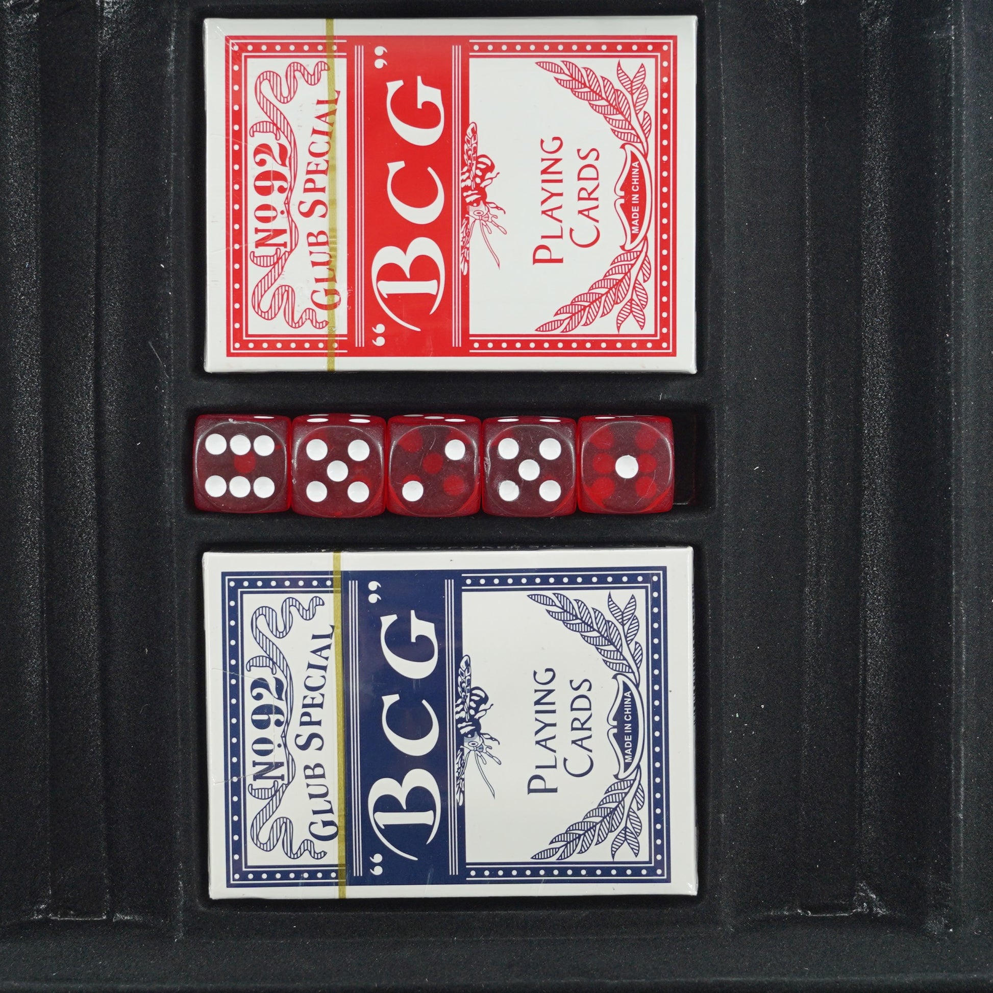Set de Poker Complex cu 300 de jetoane Flippy, Include 2 seturi de carti, 5 zaruri, Echipat cu servieta de aluminiu cu dimensiunile 39x7x27 cm-3