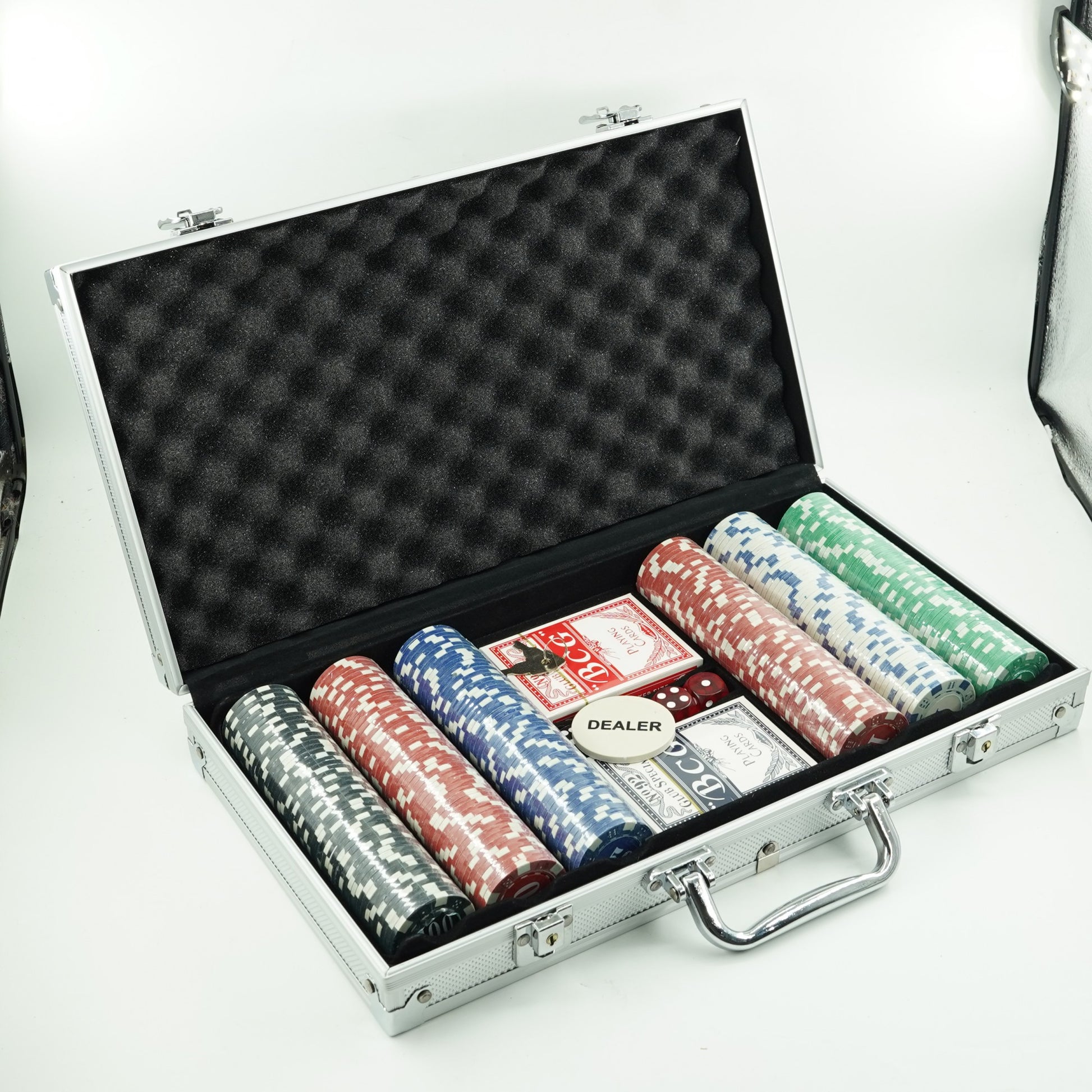 Set de Poker Complex cu 300 de jetoane Flippy, Include 2 seturi de carti, 5 zaruri, Echipat cu servieta de aluminiu cu dimensiunile 39x7x27 cm-6