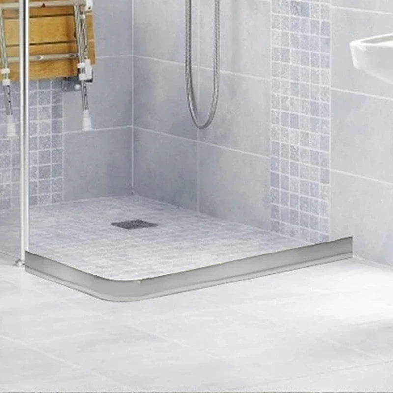 Opritor de apa din silicon pentru baie,cu banda adeziva,lungime 150cm, culoare alba