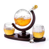 Set Decantor cu Două Pahare din Sticlă - Design Glob Pământesc cu Suport din Lemn, 850 ml