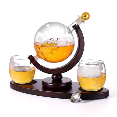 Set Decantor cu Două Pahare din Sticlă - Design Glob Pământesc cu Suport din Lemn, 850 ml