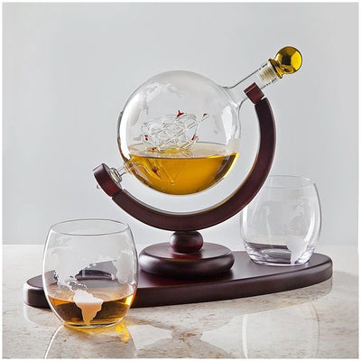Set Decantor cu Două Pahare din Sticlă - Design Glob Pământesc cu Suport din Lemn, 850 ml