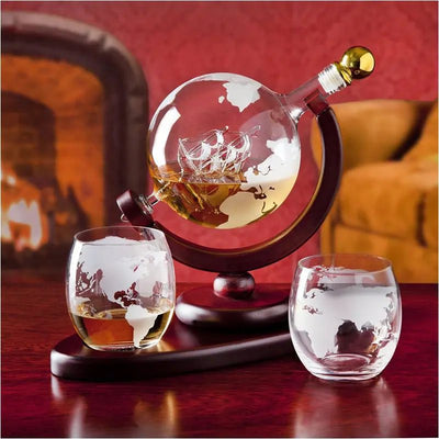 Set Decantor cu Două Pahare din Sticlă - Design Glob Pământesc cu Suport din Lemn, 850 ml