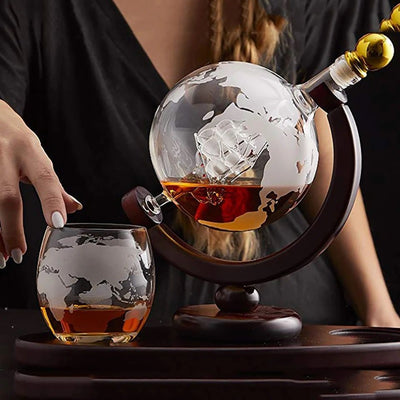 Set Decantor cu Două Pahare din Sticlă - Design Glob Pământesc cu Suport din Lemn, 850 ml