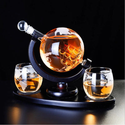 Set Decantor cu Două Pahare din Sticlă - Design Glob Pământesc cu Suport din Lemn, 850 ml