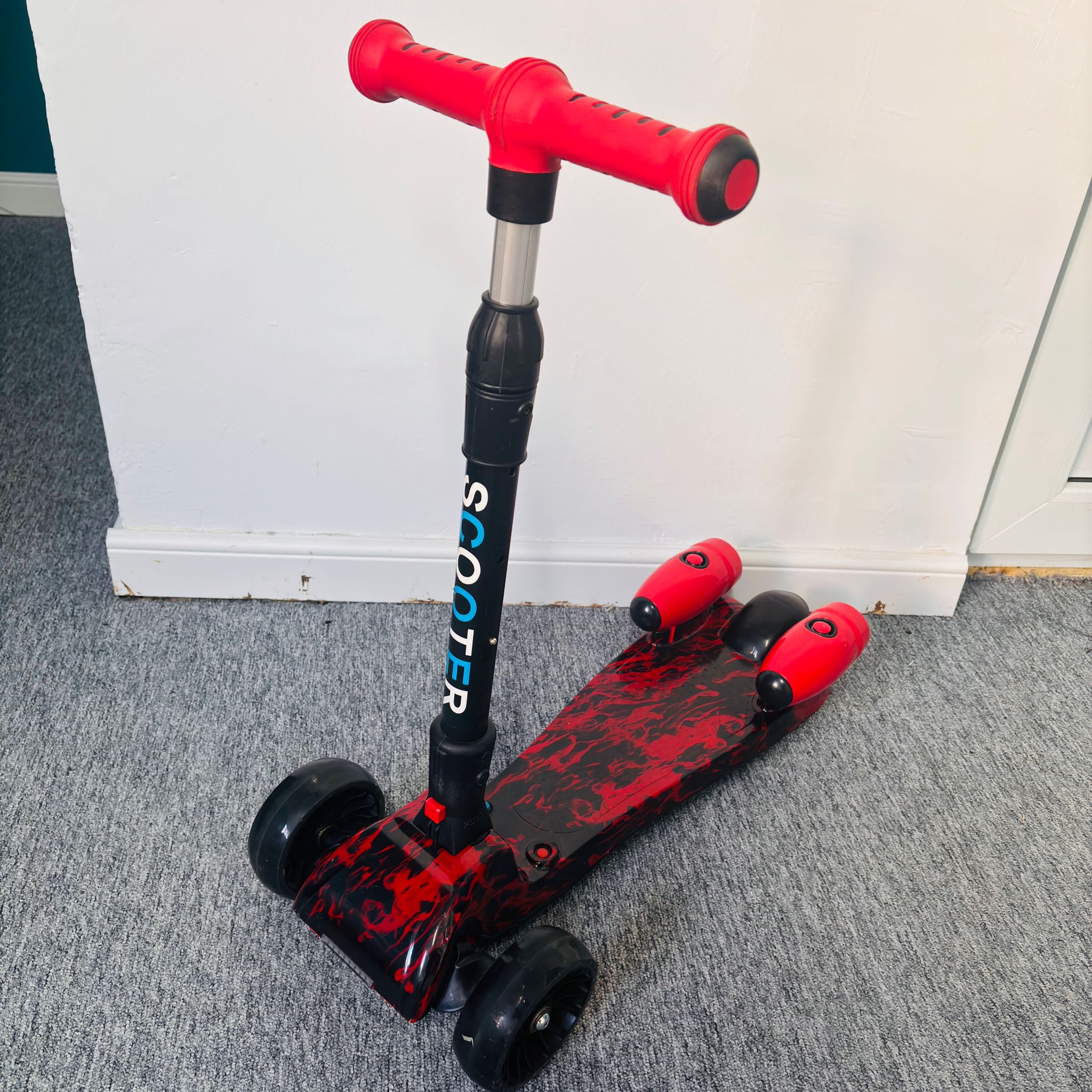 Trotineta cu Aburi, Sunete și Lumini, cu Bluetooth și Cablu USB, TR07, Roșu - RESIGILATĂ