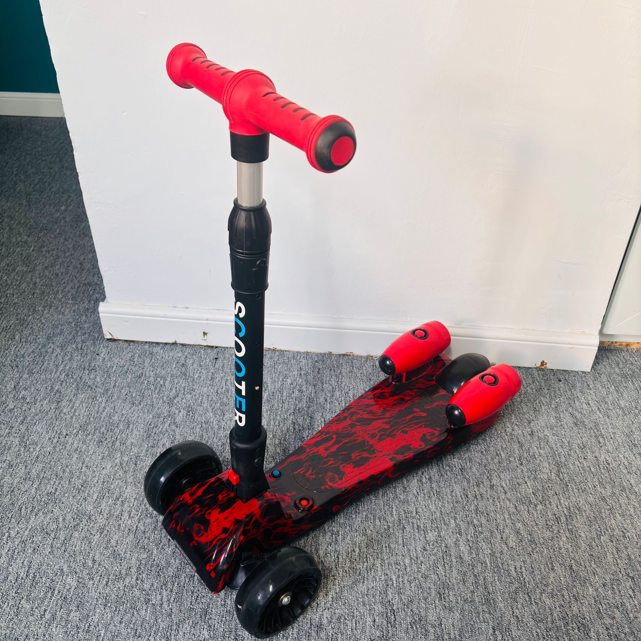 Trotineta cu Aburi, Sunete și Lumini, cu Bluetooth și Cablu USB, TR07, Roșu - RESIGILATĂ