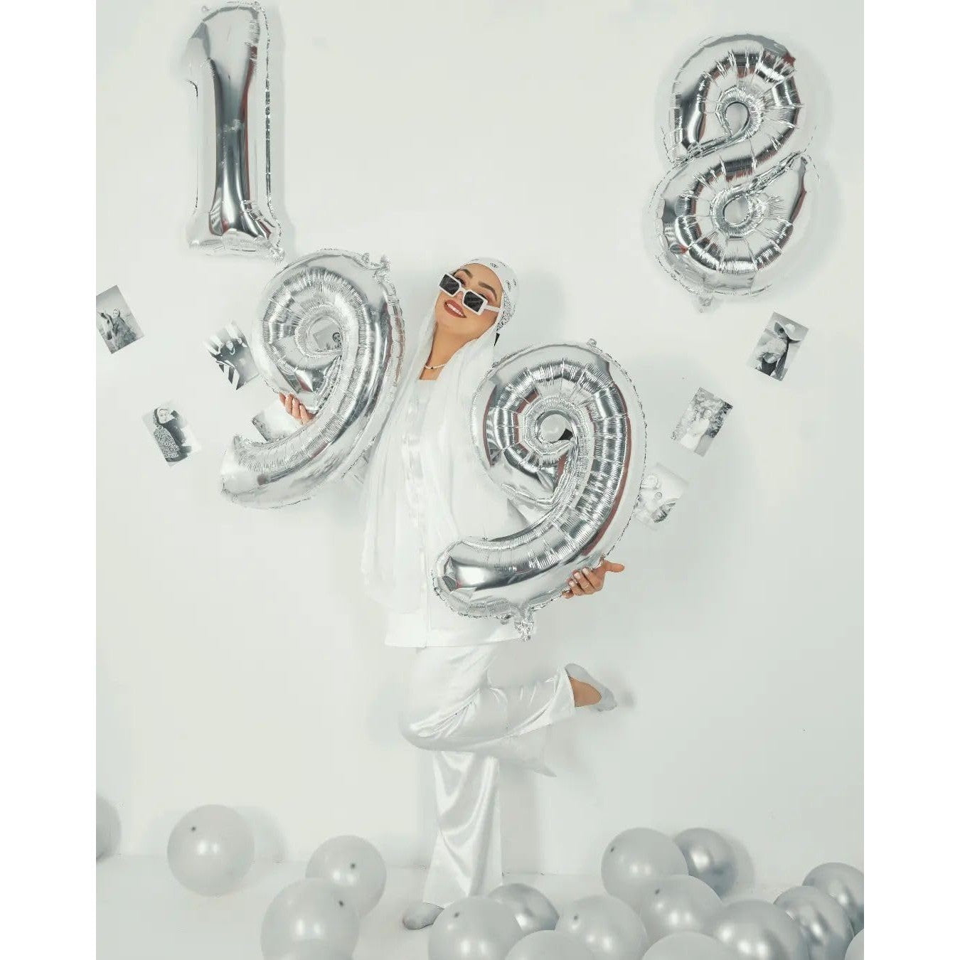 Balon din Folie Metalizata, Flippy, Figurina Cifra, Tema Aniversare 100 cm, Ambalaj Individual, Pai inclus, Umflare cu Aer sau Heliu, Argintiu, Cifra 1-7