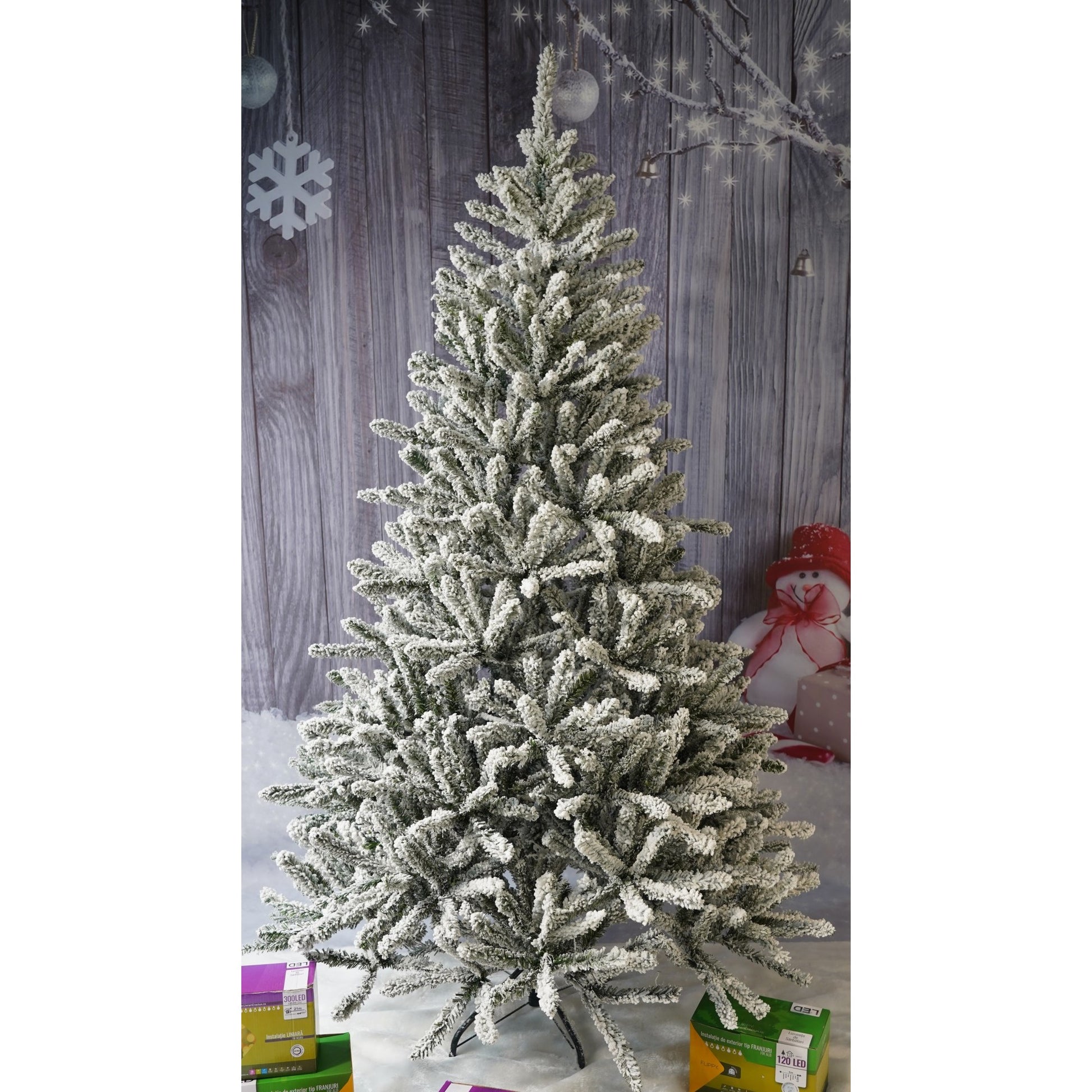 Brad Artificial de Craciun, Flippy, 1.8 m inaltime, Verde, Pulverizat alb-tip zapada, Diametru inferior 110 cm, Interior/ Exterior-1