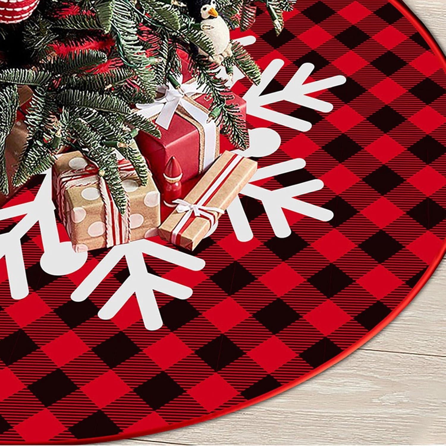 Covoras pentru Bradul de Craciun, Flippy, din Tesatura Pufoasa, cu Fundite de Prindere, Model Fulg de Nea, Carouri Rosu/Negru, Diametru 90 cm-8