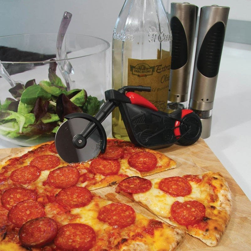 Cutit pizza creativ Flippy, in forma de motocicleta, cu suport pentru cutit, 21.5 x 9.5 cm, otel/PP, negru-1