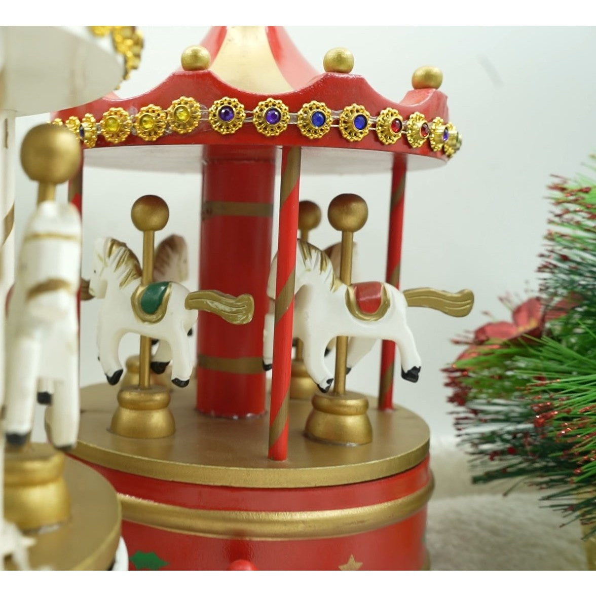 Cutiuta muzicala decorata de Craciun, Carusel rotativ, Rosu, din Lemn, Interior, Flippy-4