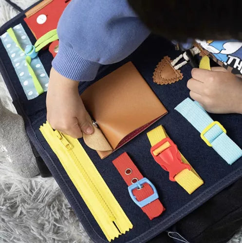 Jucarie Montessori senzorială cu 14 elemenete, tip geanta cu activități educative pentru dezvoltarea abilităților motorii fine la copii mici.