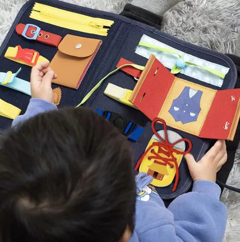 Jucarie Montessori senzorială cu 14 elemenete, tip geanta cu activități educative pentru dezvoltarea abilităților motorii fine la copii mici.