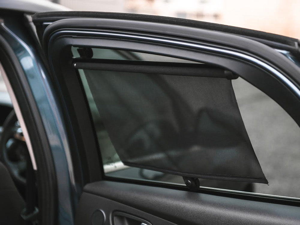 Set 2 Rulouri Parasolare Auto Retractabile – Protecție Solară Eficientă pentru Geamuri Laterale
