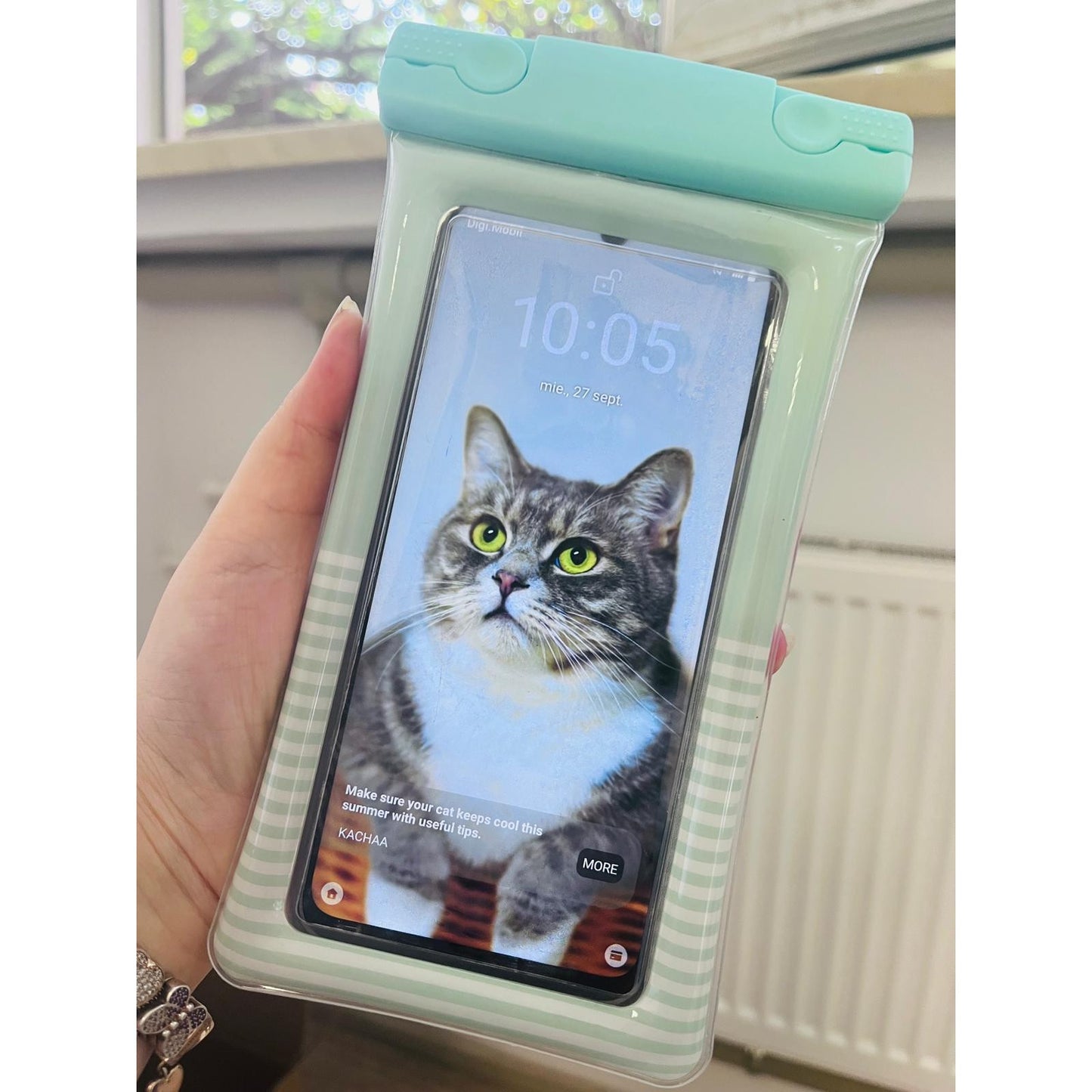 Husa subacvatica Cushion Waterproof Flippy, Snowproof, Universala, Dungata, cu Snur, pentru telefon sau documente, Verde Menta-4